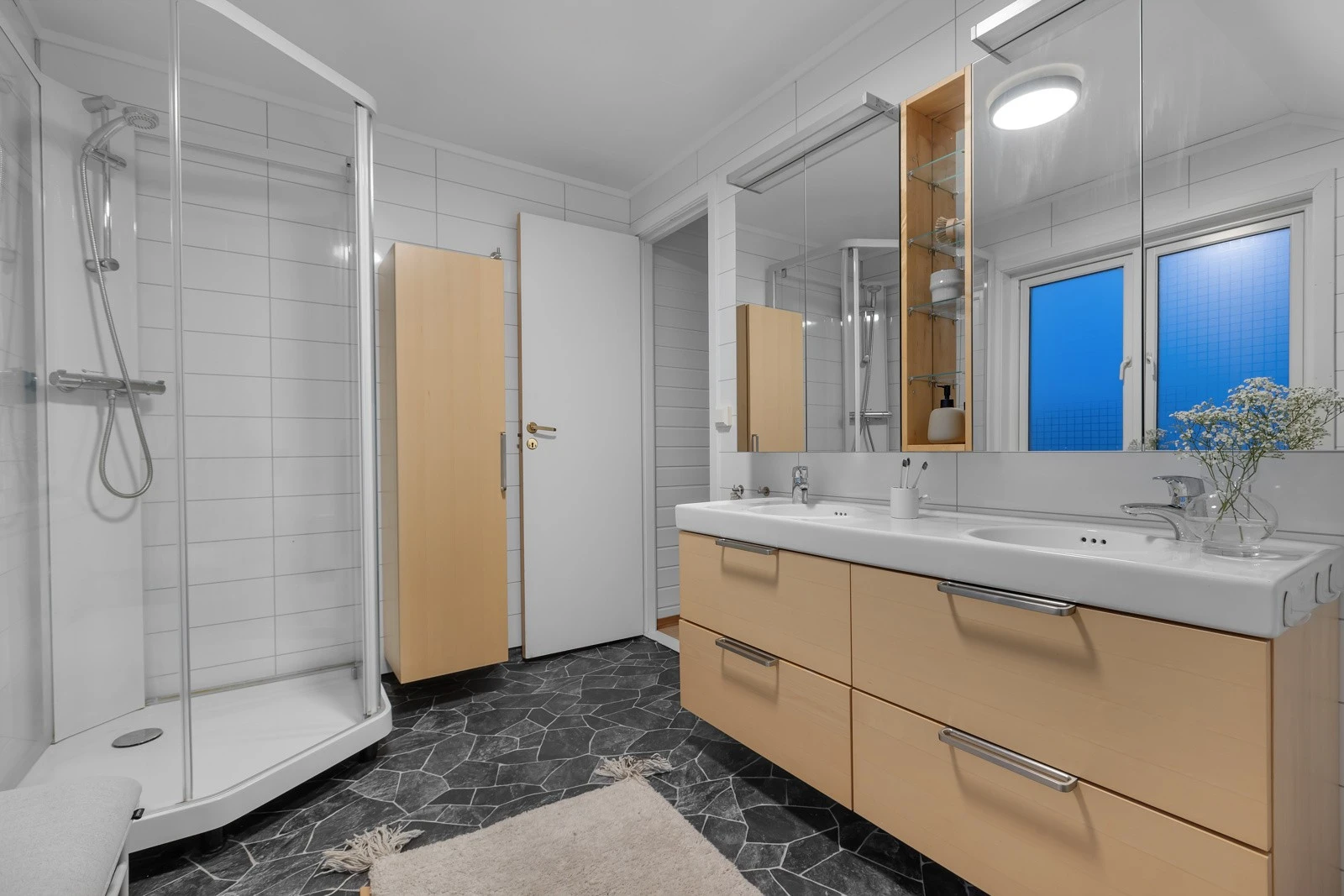 Innredning med god lagringsplass og heldekkende servant Galleribilde