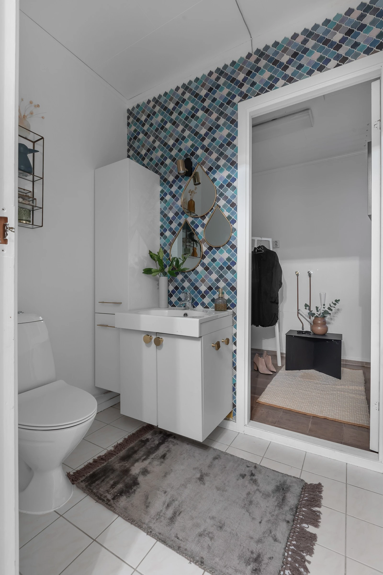 Gjestetoalettet er praktisk plassert i tilknytning inngangspartiet og hallen Galleribilde