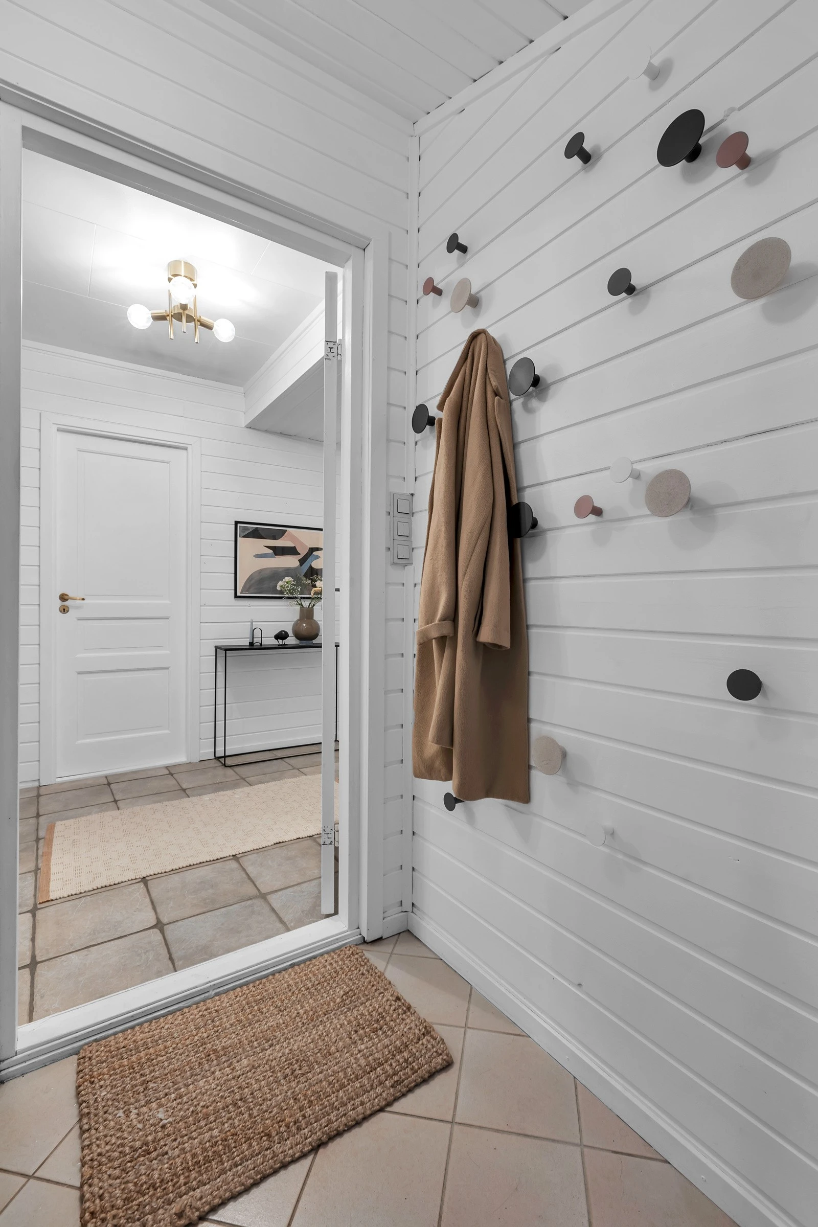 Velkommen inn! - Det første som møter deg er dette praktiske og flislagte inngangspartiet Galleribilde