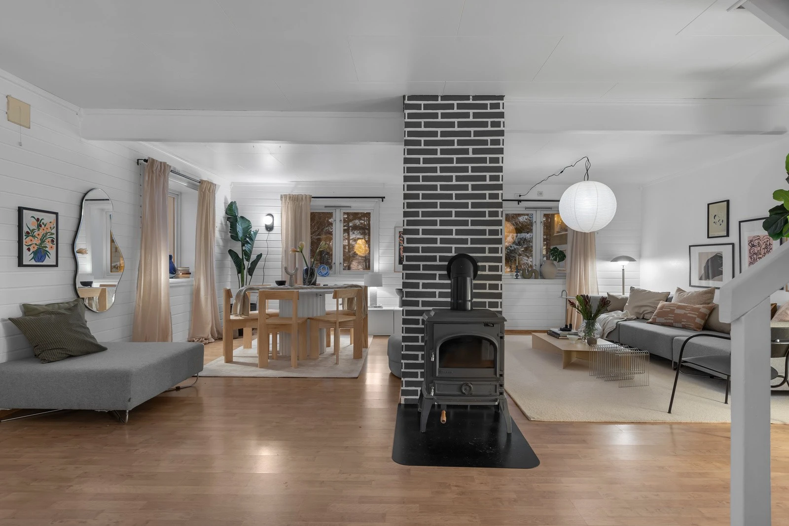 Denne etasjen er dedikert til stue og kjøkken og er tilsammen på nesten 60m2 Galleribilde