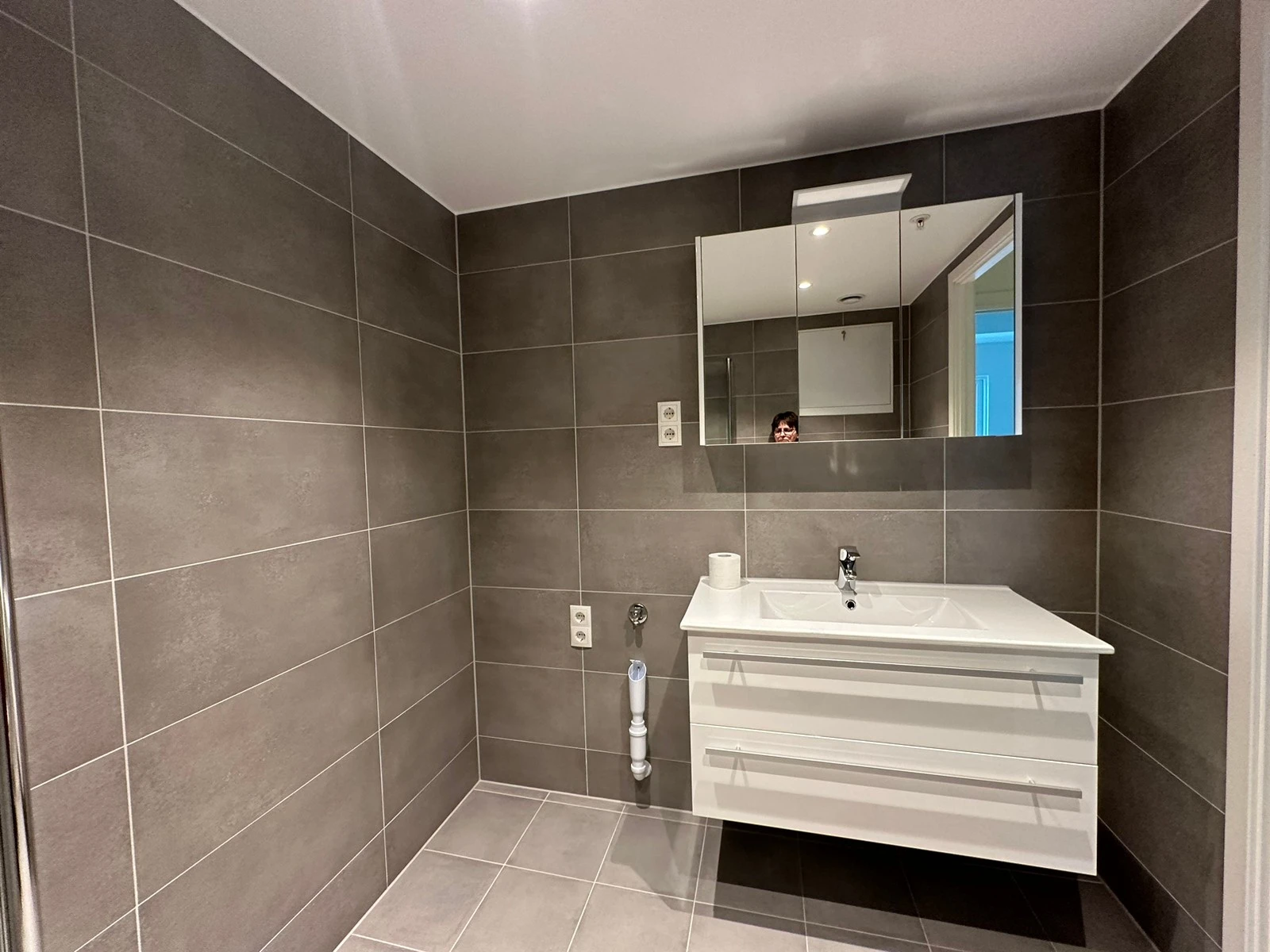 Eksklusivt bad med opplegg for vaskemaskin Galleribilde