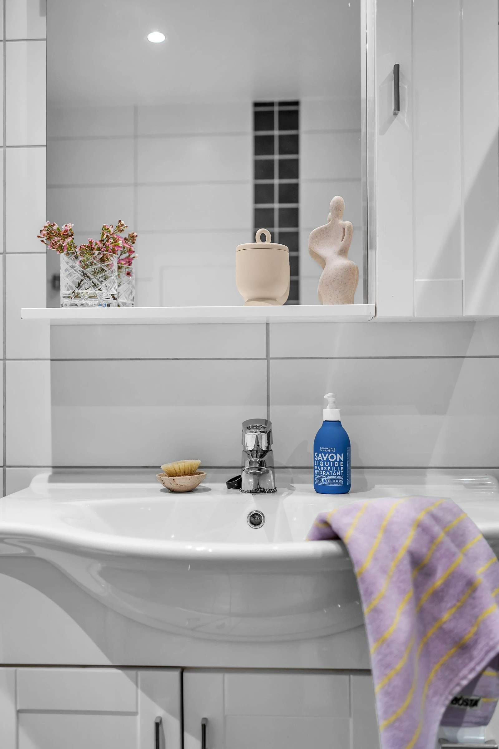 Praktisk bad med god lagringsplass i innredning med heldekkende servant Galleribilde