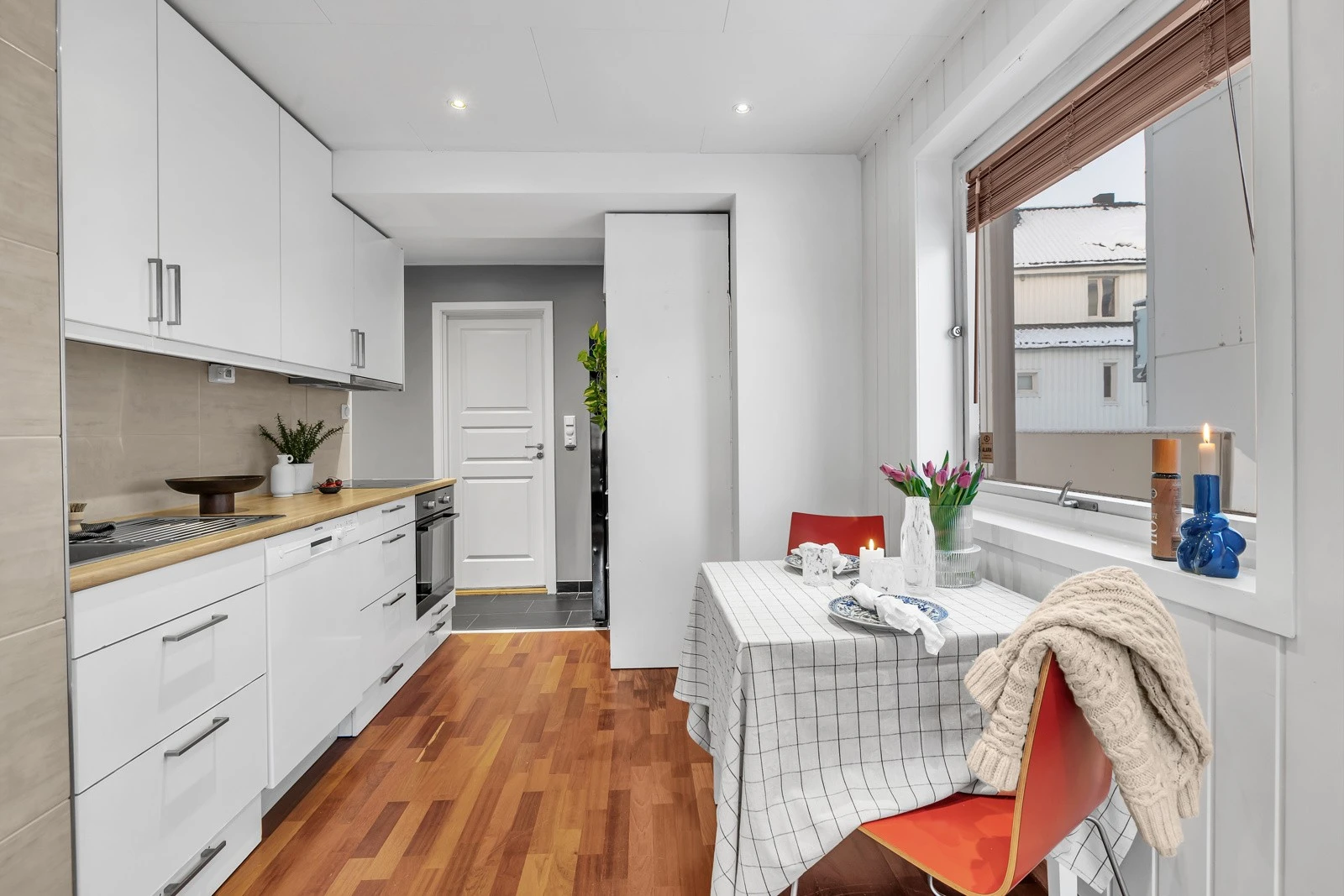 Du finner plass til spisebord på kjøkkenet Galleribilde