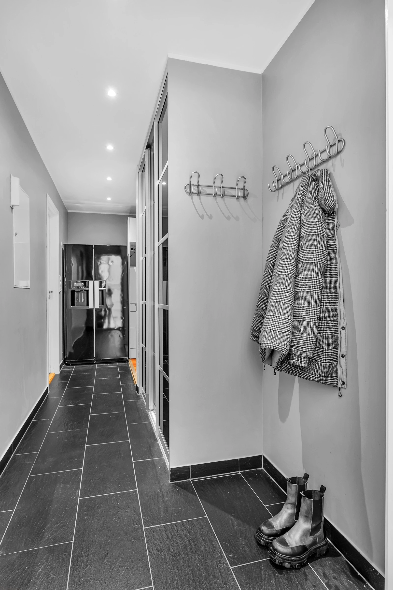 I gangen er det god plass til å henge av seg og sette sko i tillegg til garderobe Galleribilde