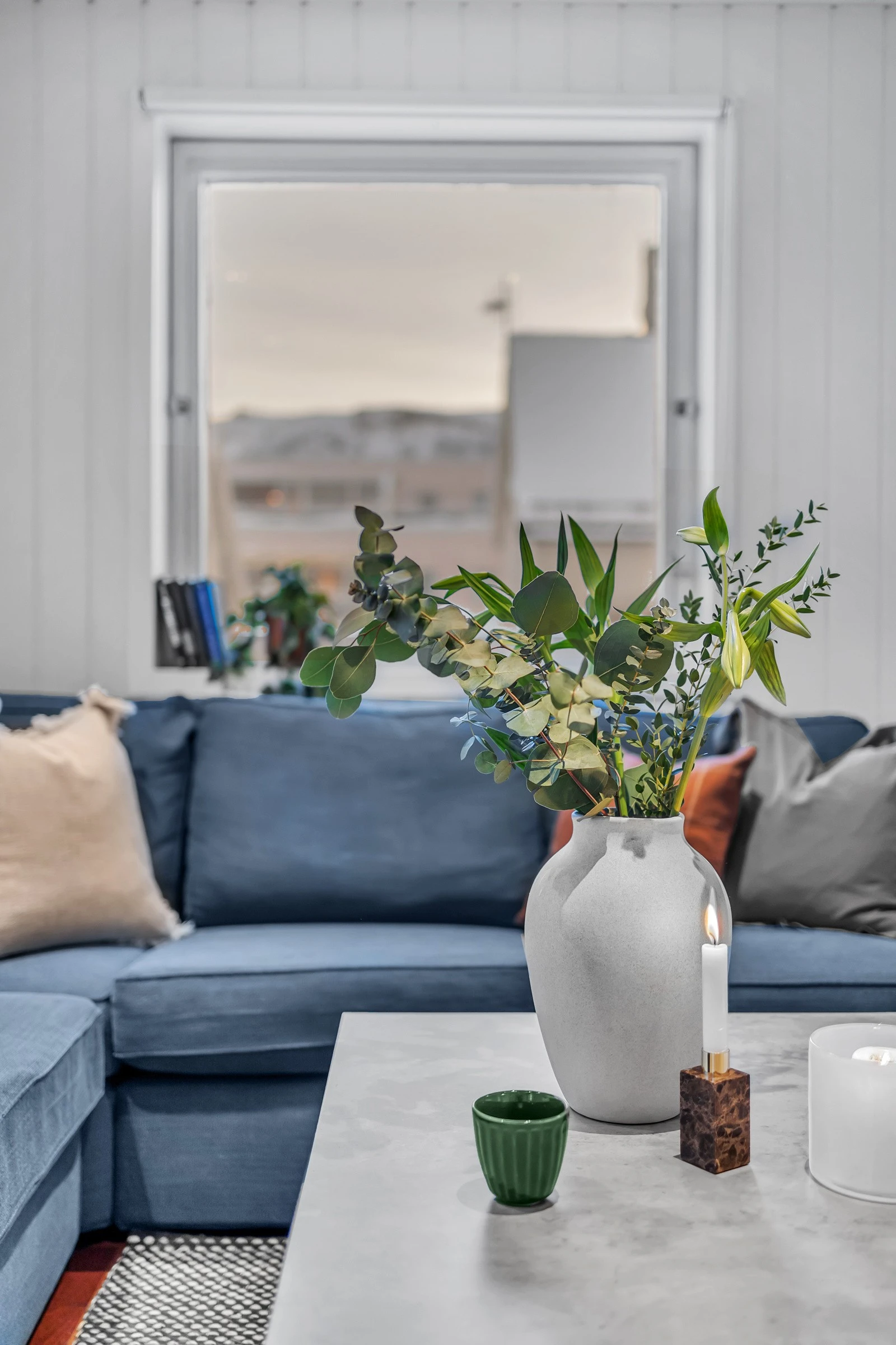 Stuen er innbydende og koselig. Gjennom vinduene ser du utover nærområdet og mot Fjellheisen på fastlandet Galleribilde