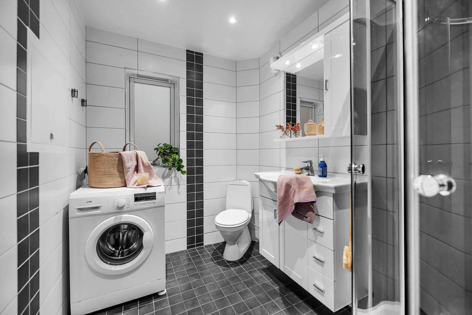 Her er det opplegg for vaskemaskin/tørketrommel, dusjkabinett, innfelt belysning i tak m.m. Galleribilde