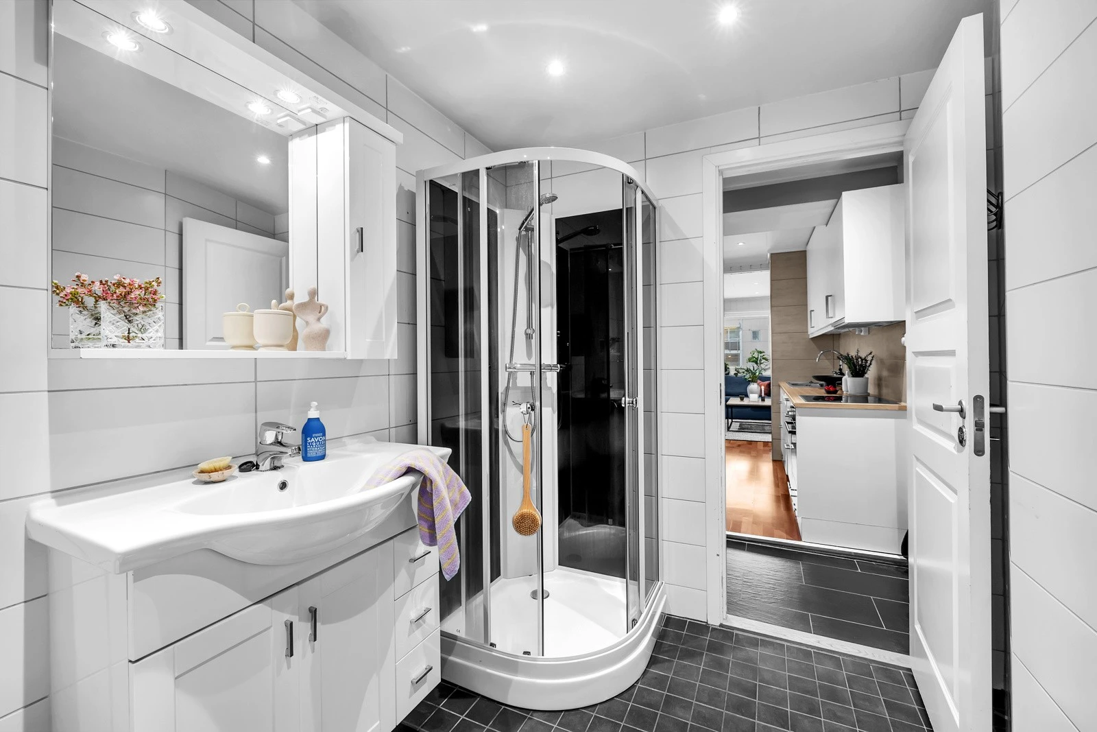 Badet ligger vis-a-vis kjøkkenet Galleribilde