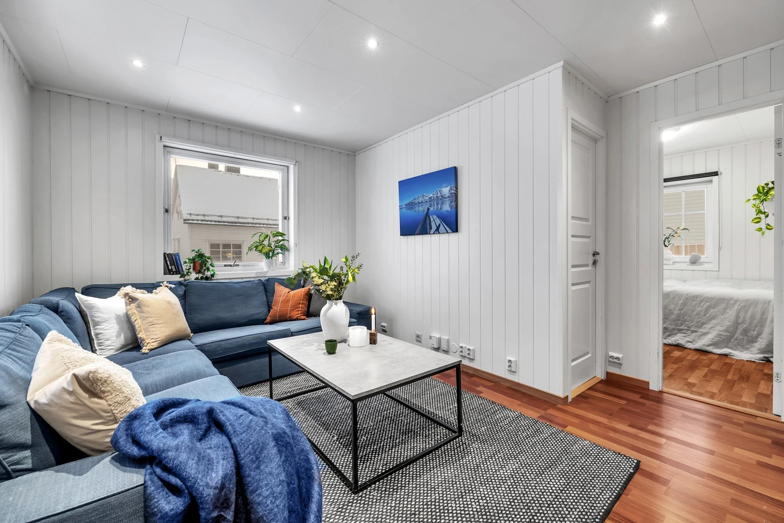 Fra stuen ledes du til leilighetens 2 soverom og kontor Galleribilde