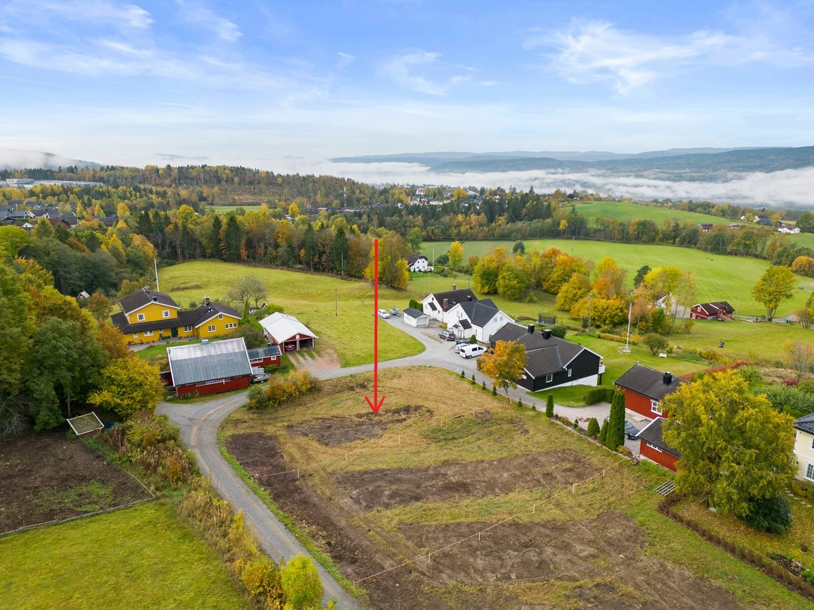 Tomten har en flott beliggenhet i et åpent landskap, grensende til marka. Galleribilde