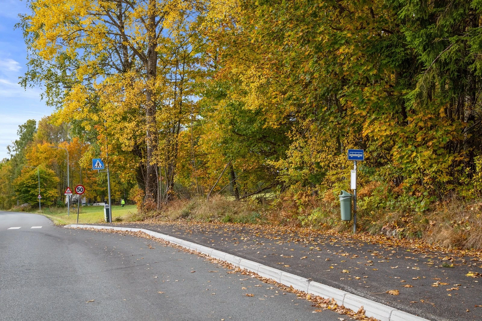 Det er enkel adkomst til E18 og kort vei til offentlig kommunikasjon med bl.a. ekspressbuss til Oslo. Galleribilde