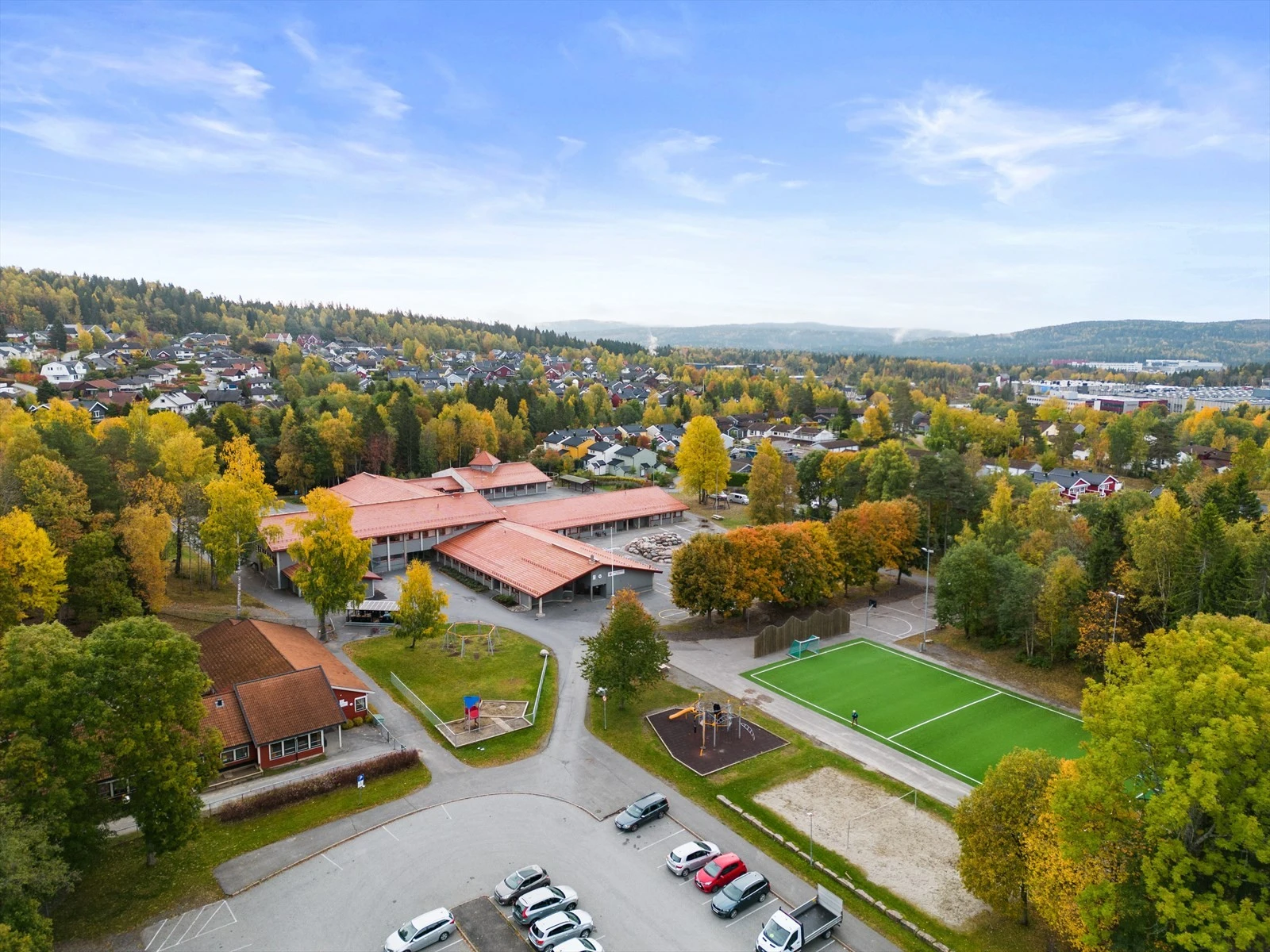 Eiendommen ligger like ved barneskole, barnehage, idrettsanlegg og buss. Galleribilde