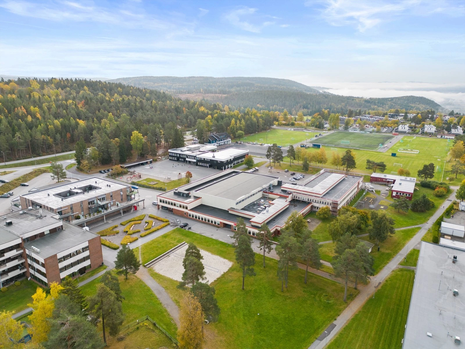 Tranby har et aktivt idrettsmiljø for barn og voksne i alle aldre. Lier IL er aktive innen blant annet fotball, ski og håndball. Galleribilde