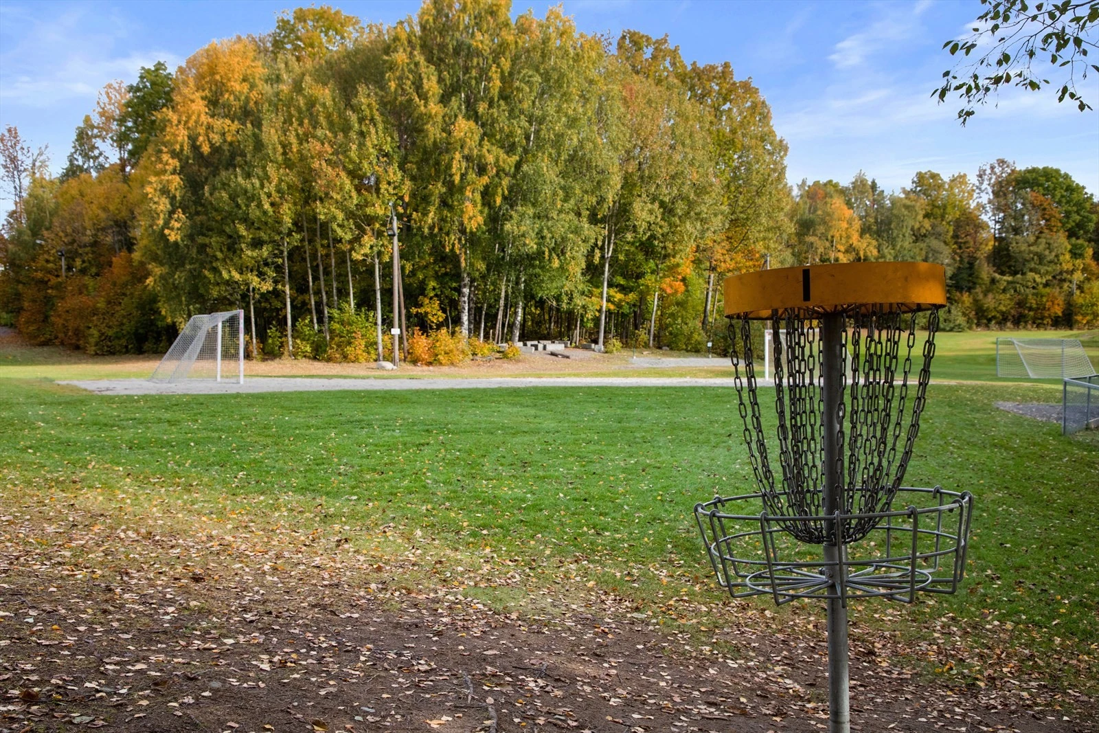 Tomten ligger rett ved Hestesletta, et stort friområde med bl.a. frisbeegolf bane, bålplass, sykkelløype og sandhåndballbane. Galleribilde