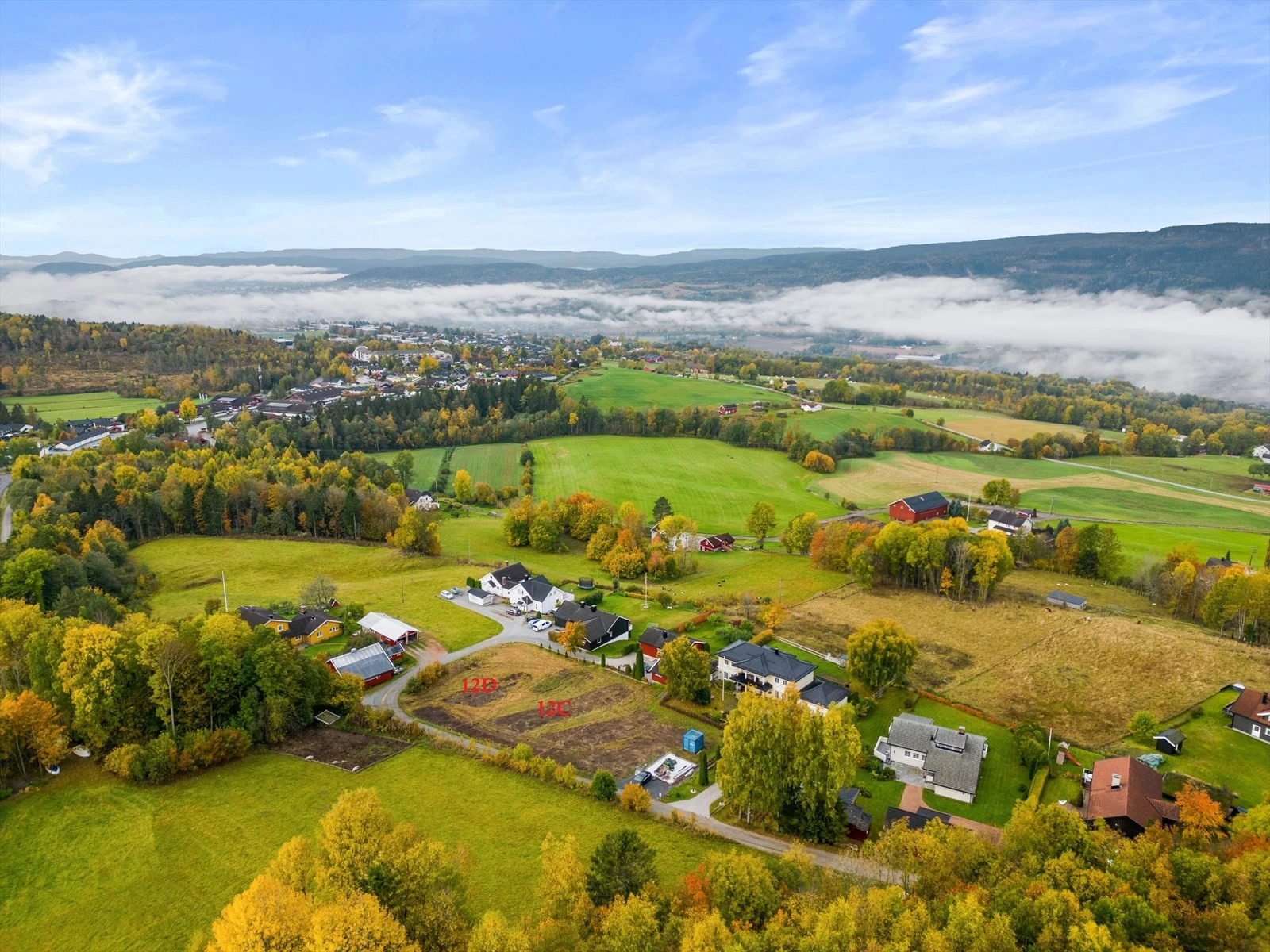 Landlig beliggenhet i aktivt jordbruksmiljø, samtidig sentralt like ved barneskole, barnehage, idrettsanlegg og buss. Galleribilde