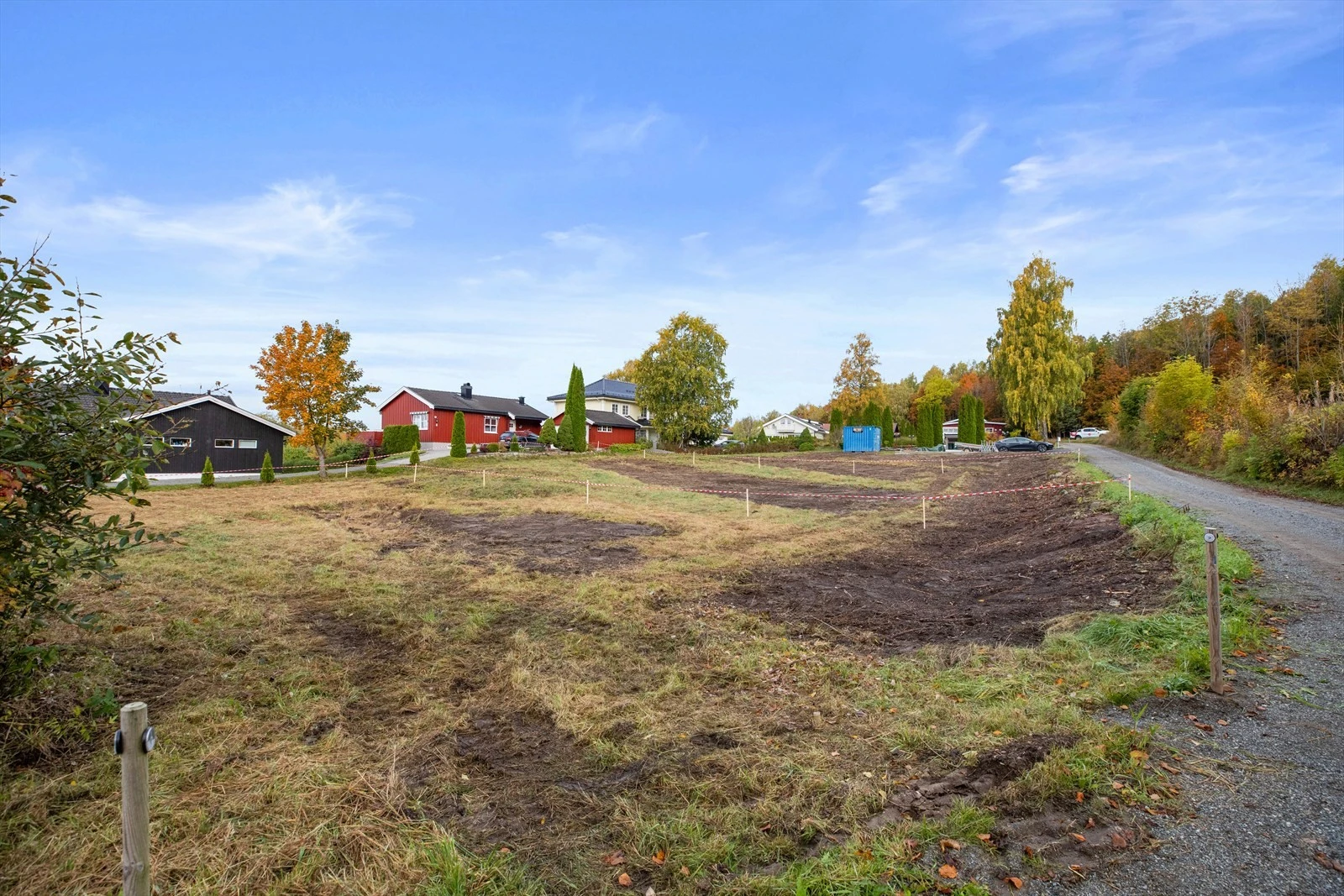 Tomten ligger i uregulert område og det er kommuneplanens bestemmelser som er gjeldende pluss vedtatte "retningslinjer for Hennumgrenda. Galleribilde