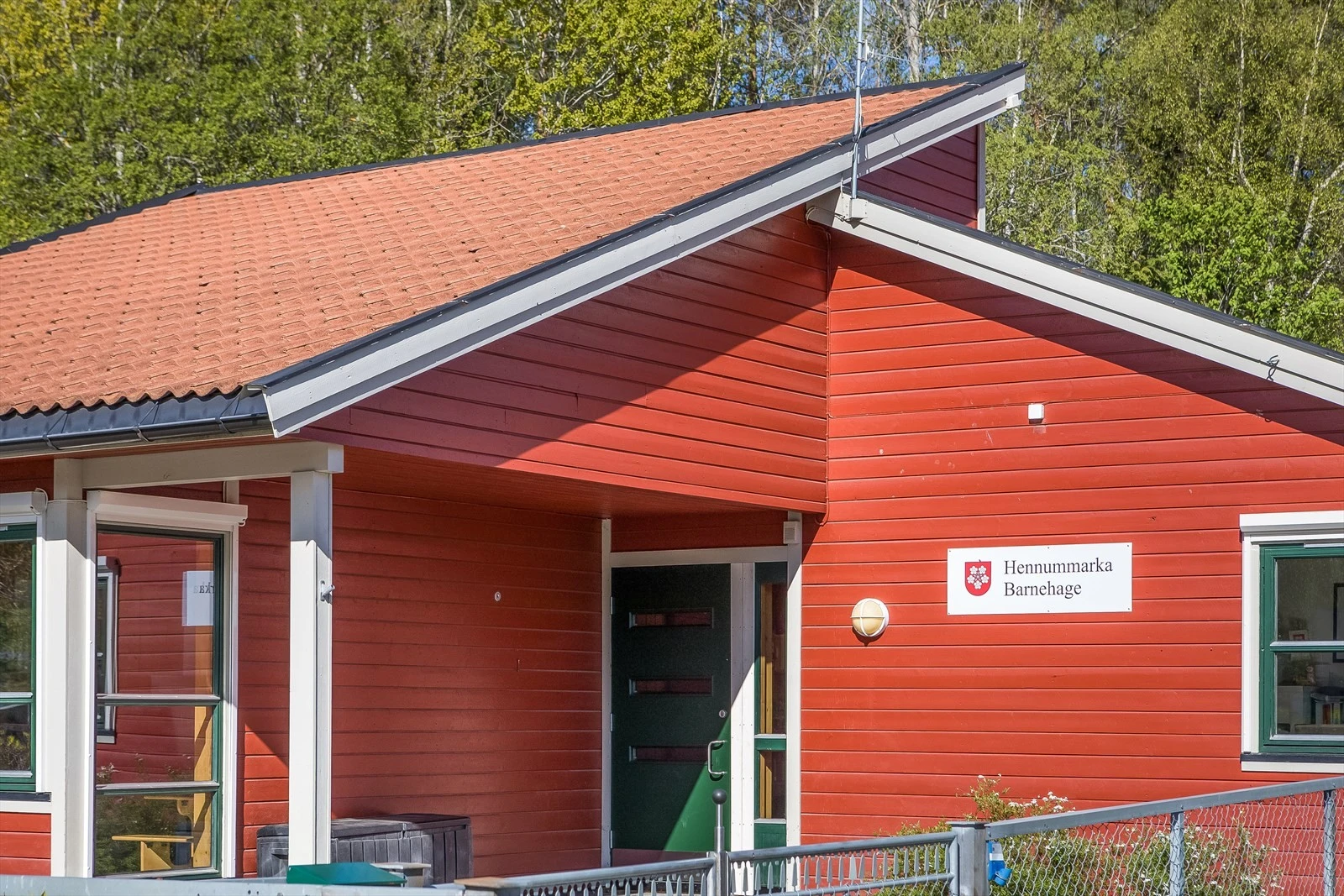 Det er flere barnehager i området, bl.a. Hennummarka barnehage. Galleribilde