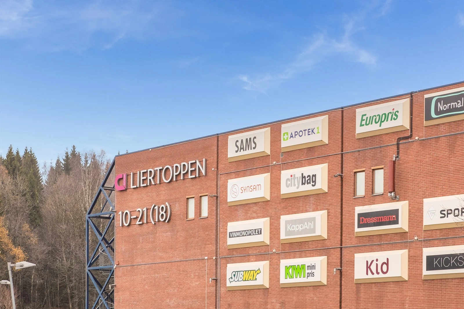 Det er kort vei til Tranby torg og Liertoppen kjøpesenter med dagligvarehandel, vinmonopolol og frisør mm. Galleribilde