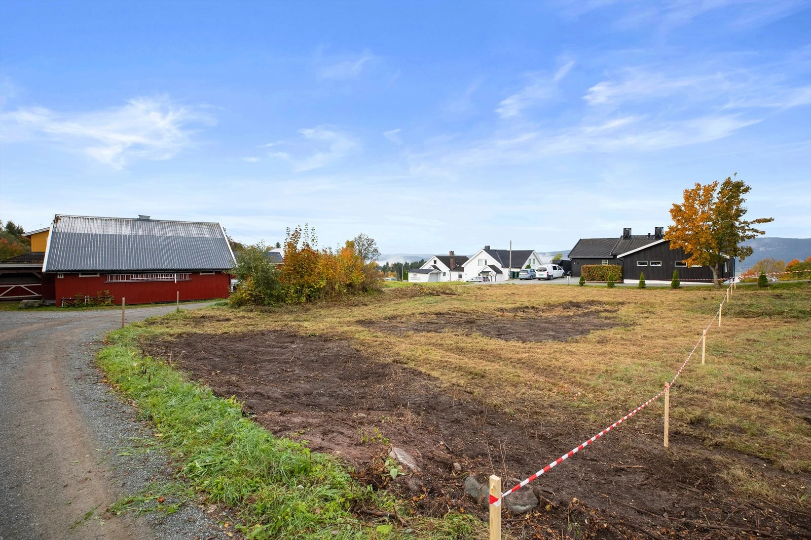 Tomten er flat og lett byggbar med sand og fjell i grunn. Galleribilde