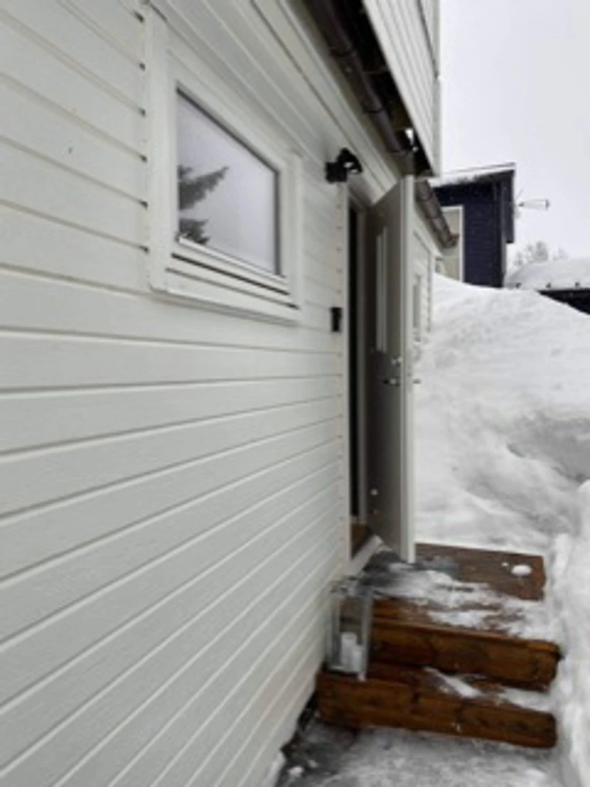 Tidligere garasje er ombygget til en praktisk og fin hybel. Inngangsparti (Privat bilde) Galleribilde