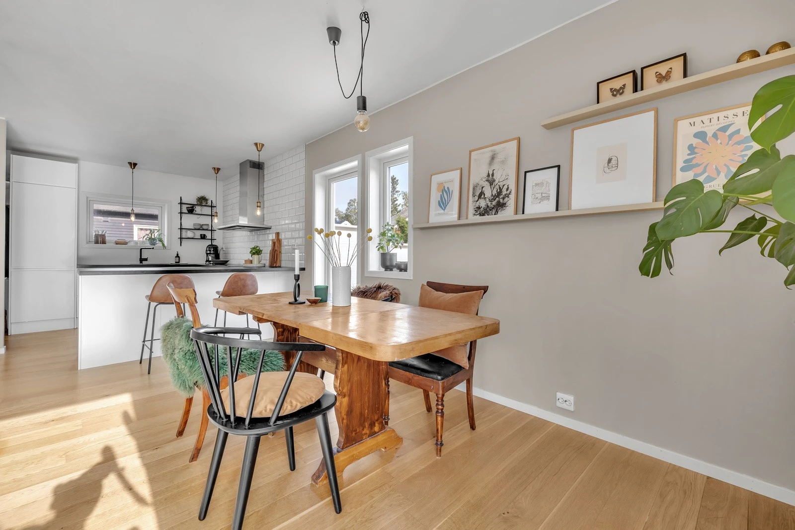 Tilbake i stuen finner du god plass til spisestue mellom kjøkkenet og dagligstuen Galleribilde