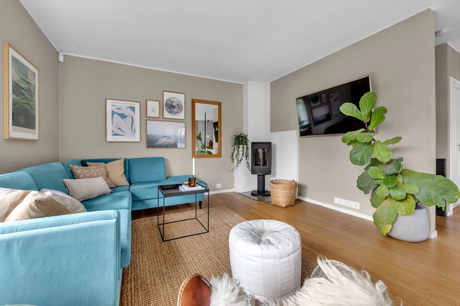 Innerst i dagligstuen er det effektiv og fin vedovn Galleribilde