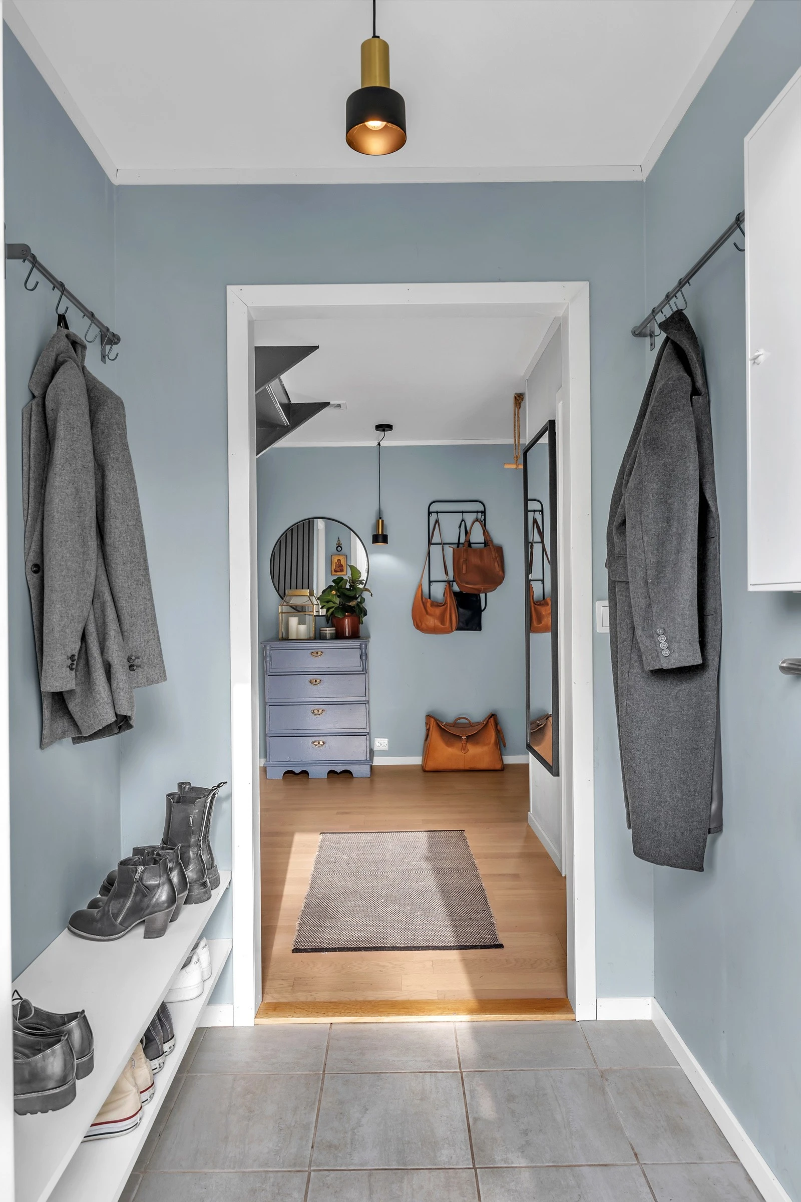 Det første som møter deg er dette fine inngangspartiet som ledere deg til 2 sover, bad/wc, vaskrom og trappegang Galleribilde