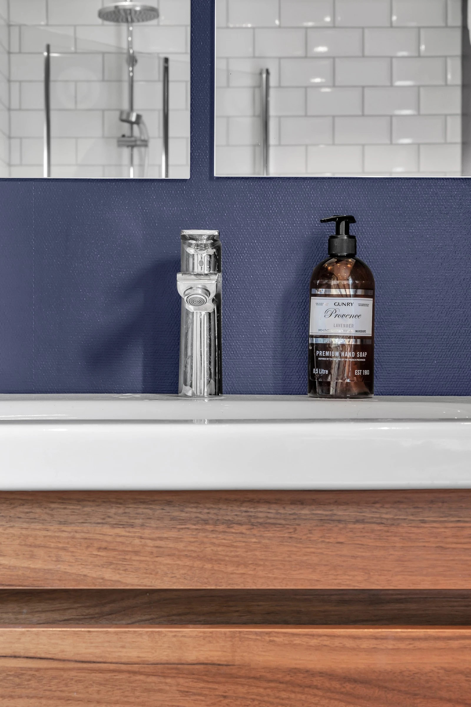 Fin innredning med lagring i kolonialskuffer Galleribilde