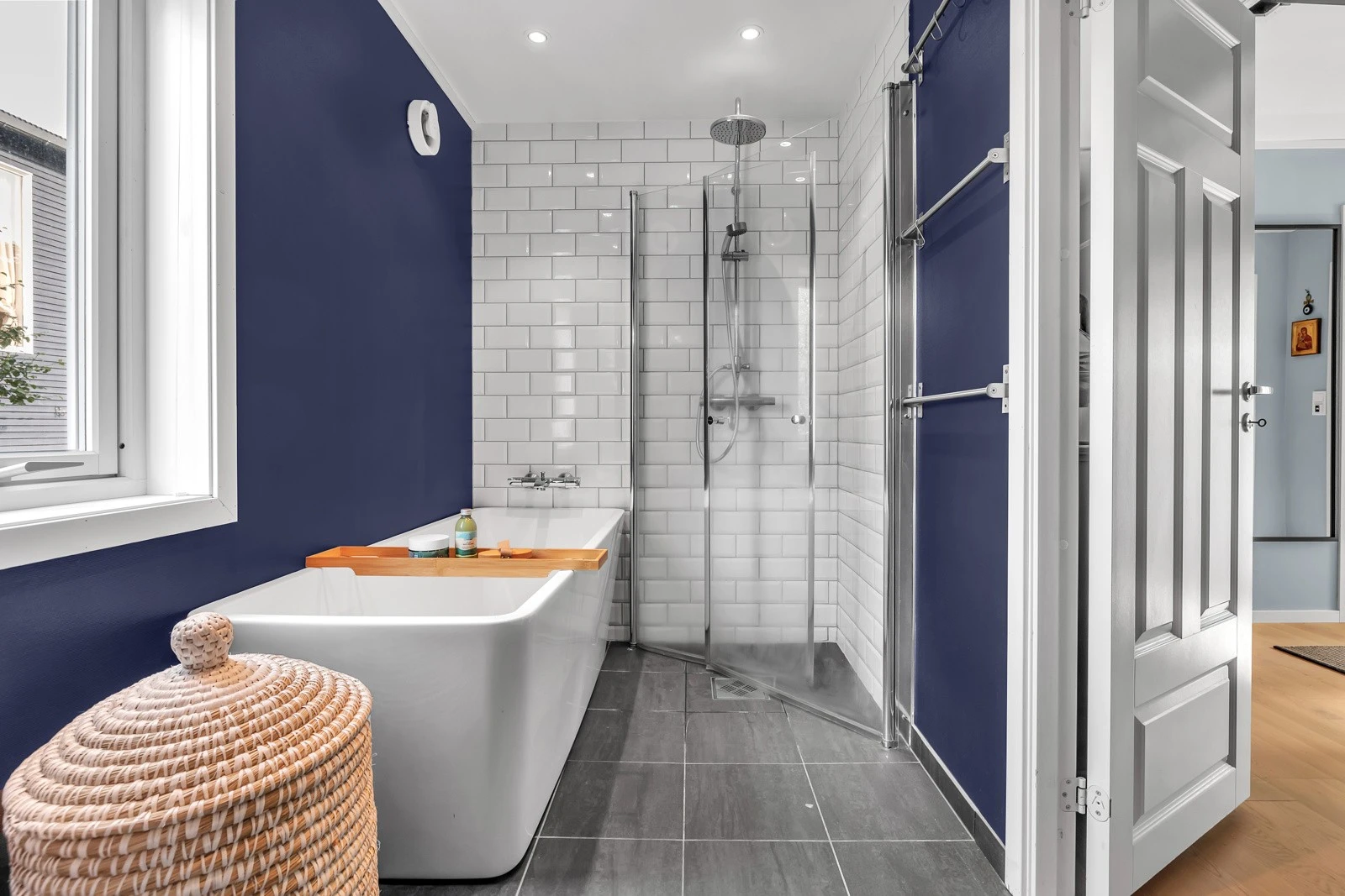 Her er det både dusj og badekar Galleribilde