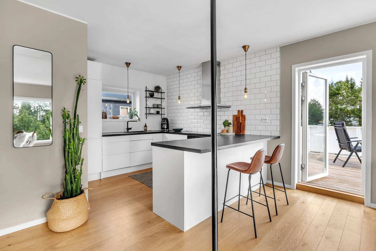 Kjøkkenet er utformet med praktisk badløsning for sosiale sammenkomster Galleribilde