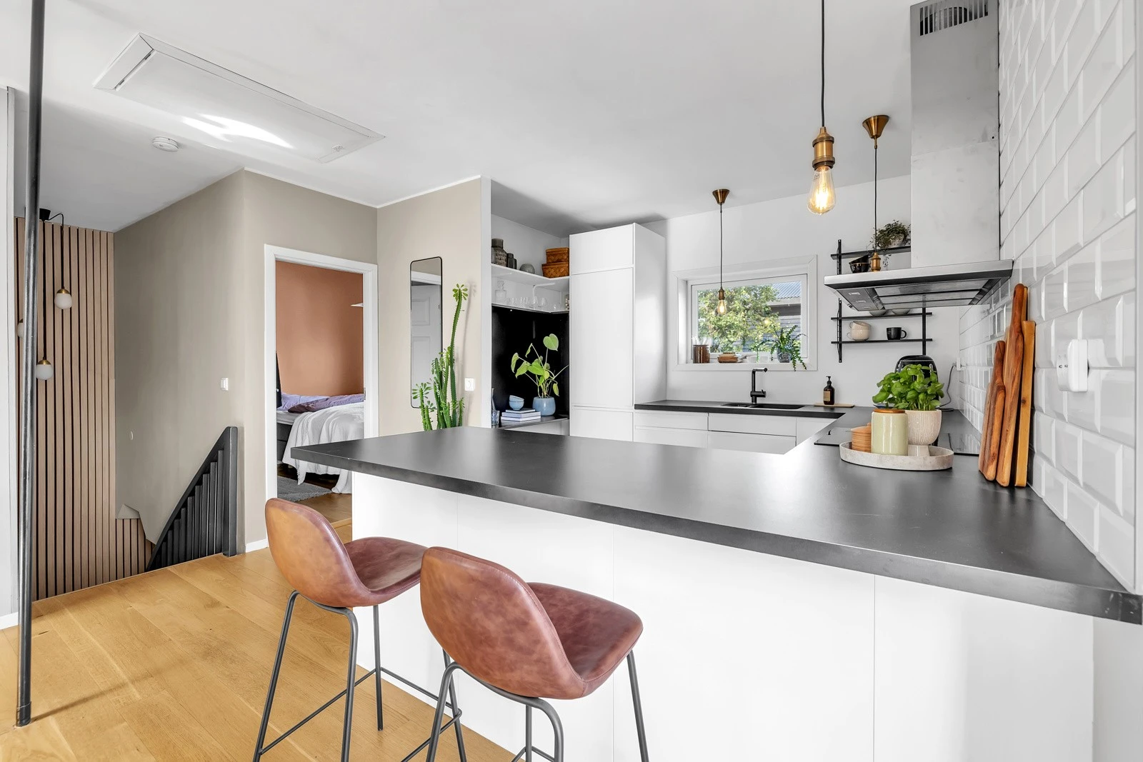 2. etasje består av et lekkert kjøkken, innbydende stue og et tilbaketrukket soverom Galleribilde