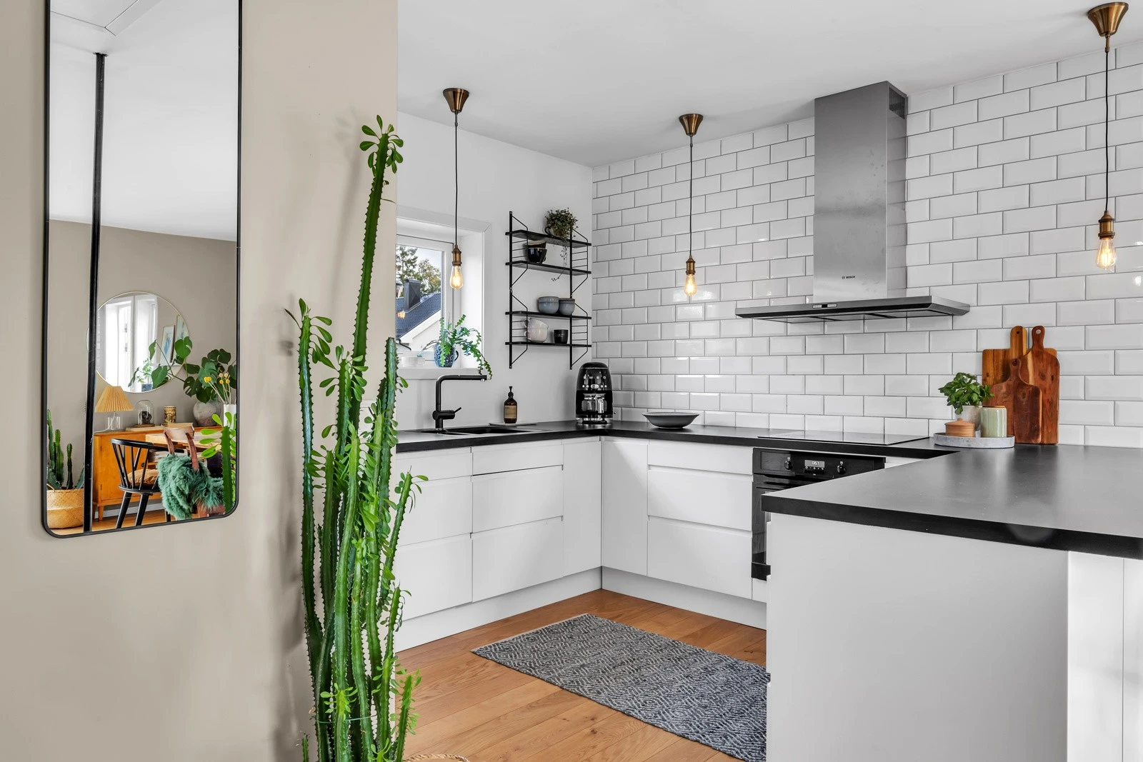 Moderne og pent kjøkken med god skap- og benkeplass Galleribilde