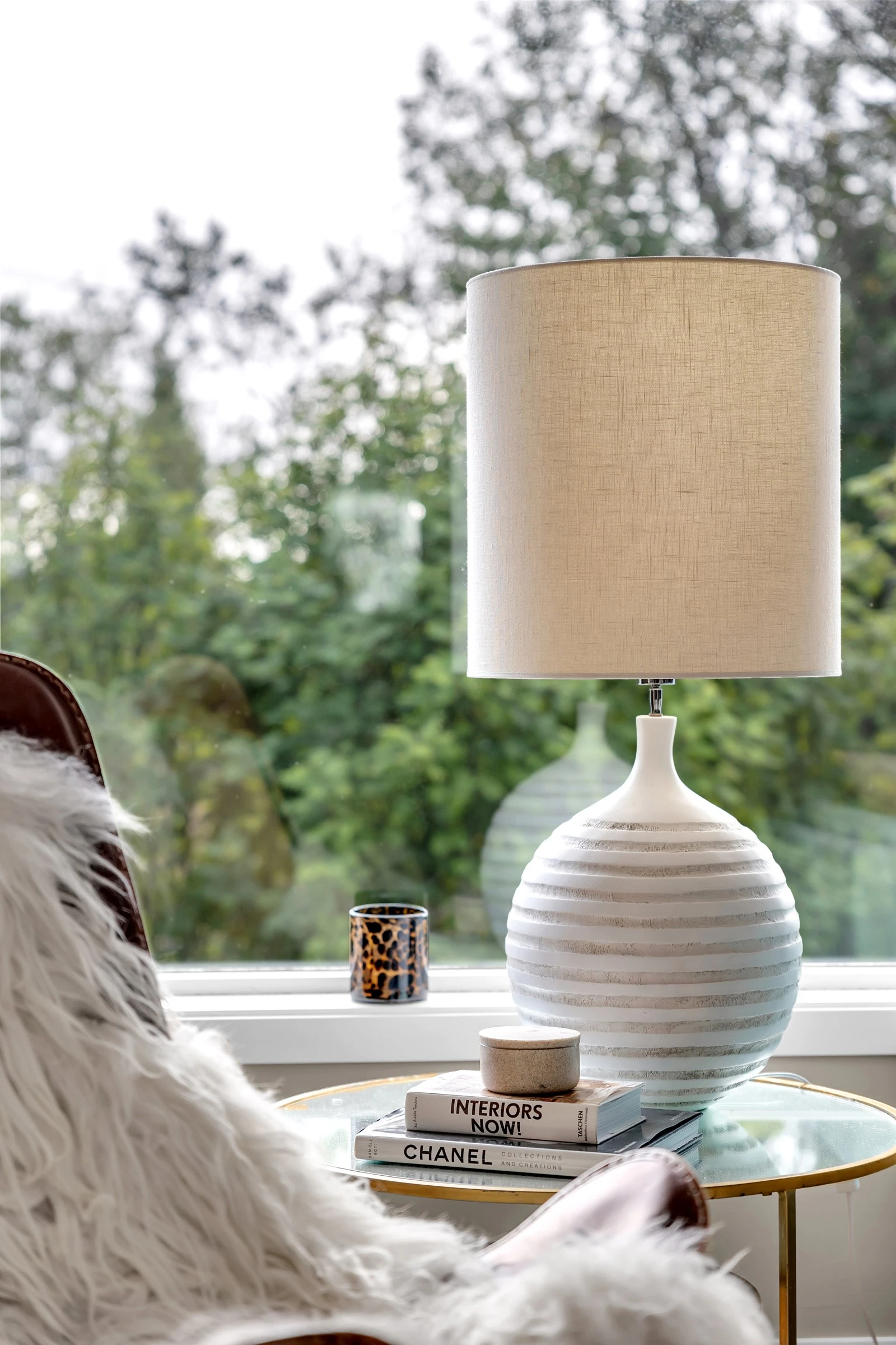 Store vindusflater mot sør slipper inn mye naturlig lys Galleribilde