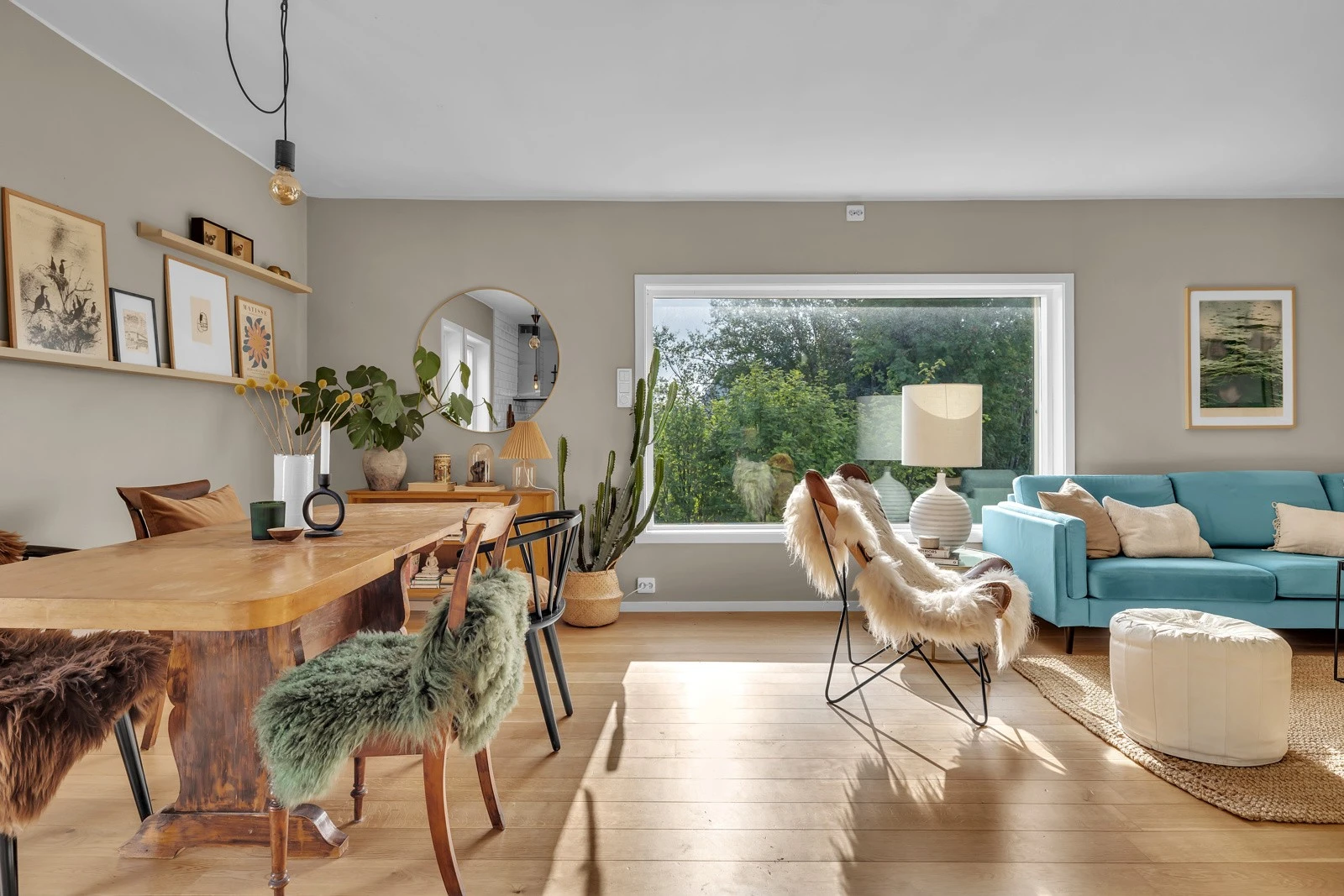 Fra spisestuen ledes du til den flotte dagligstuen Galleribilde