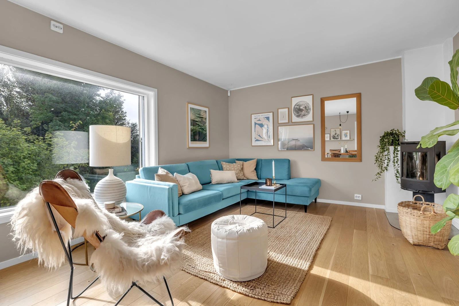 Dagligstuen (og spisestuen) er malt i dus fin farge som skaper en fin og rolig atmosføre Galleribilde