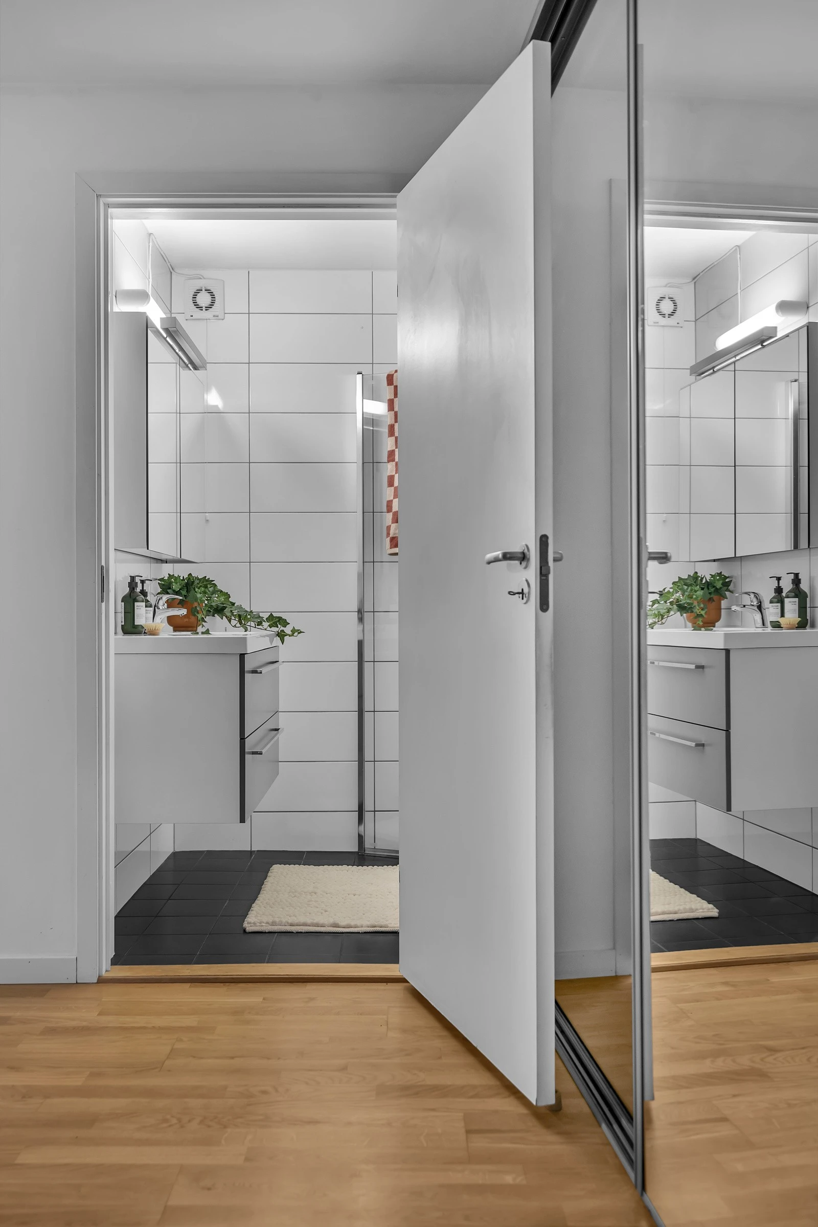 Fra gangen er det inngang til badet Galleribilde