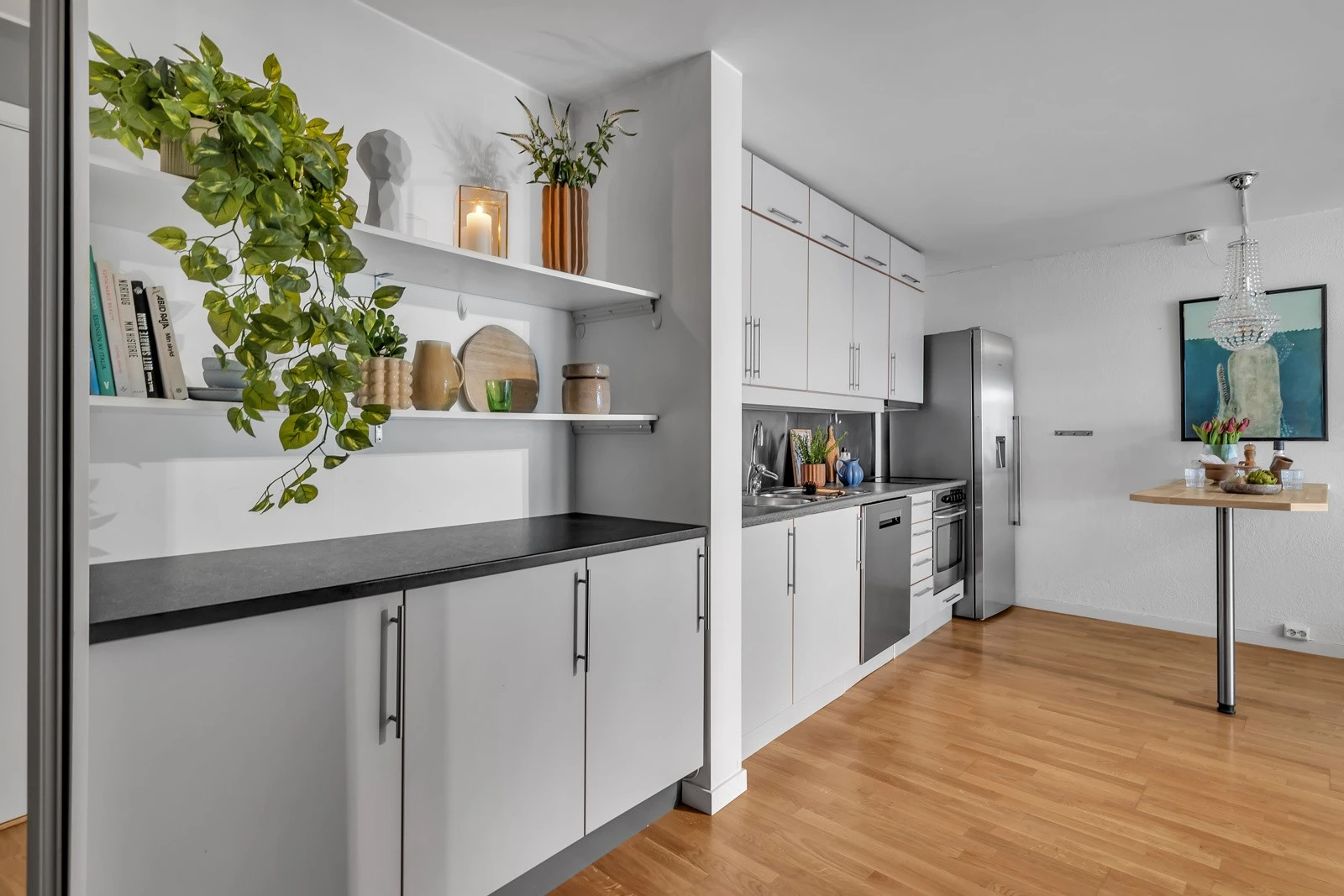 Kjøkkenet er svært innholdsrikt med rikelig skap- og benkeplass Galleribilde