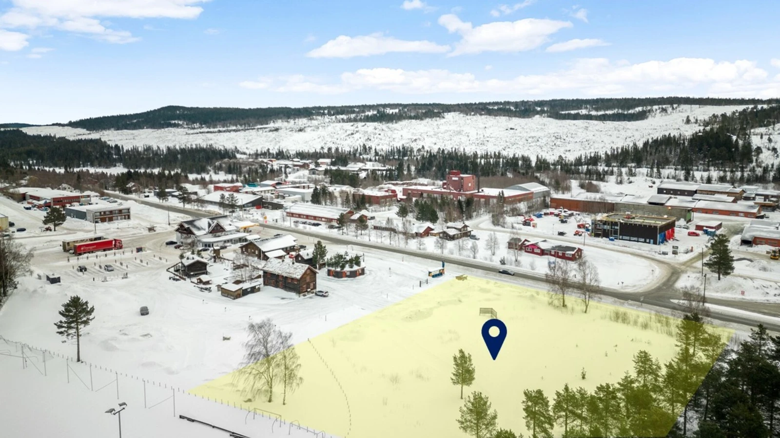 Tomten grenser til hovedveien / E6. Galleribilde