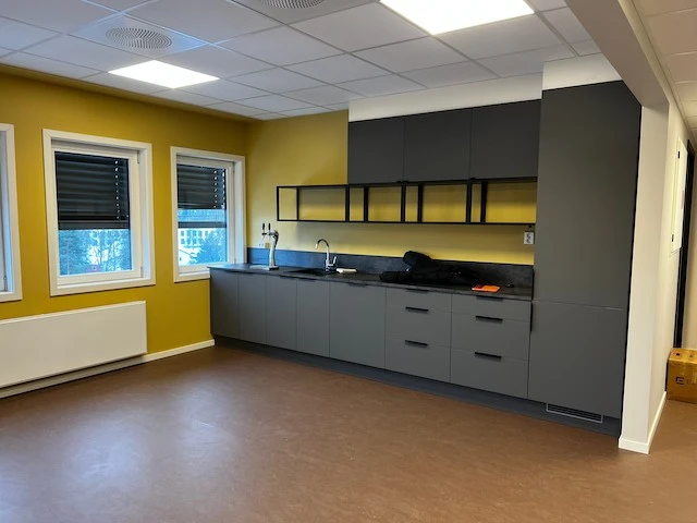 Bilde er fra etasjen under og viser et eks på hvordan lokalet kan bli etter tilpasning. Galleribilde