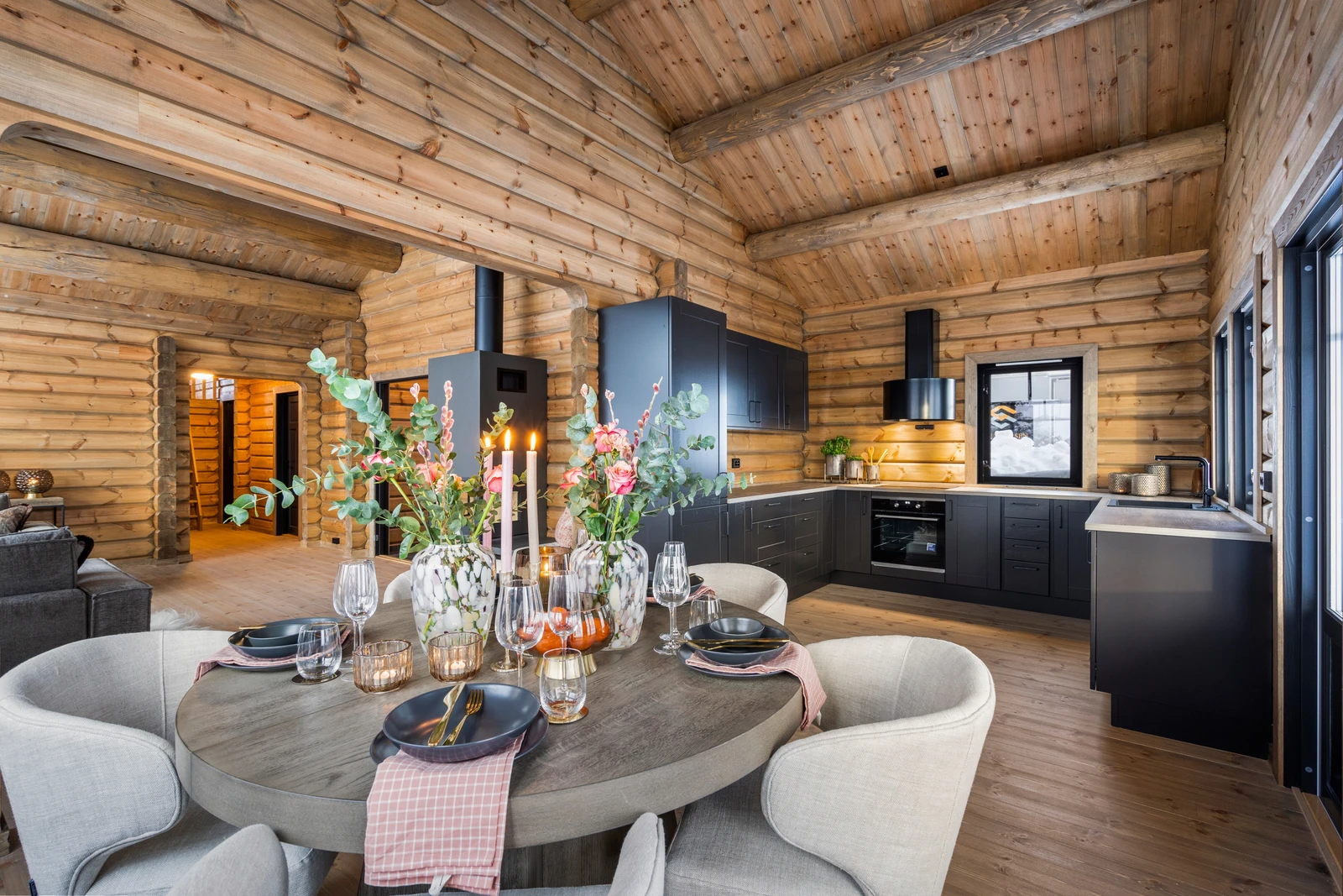 Det er god plass på kjøkkenet og direkte utgang til overbygget terrasse mellom kjøkkenet og spisestua.
Foto viser kundevariant av Hummelfjell Pan 128 som står i Kyrkjebygdheia. Galleribilde