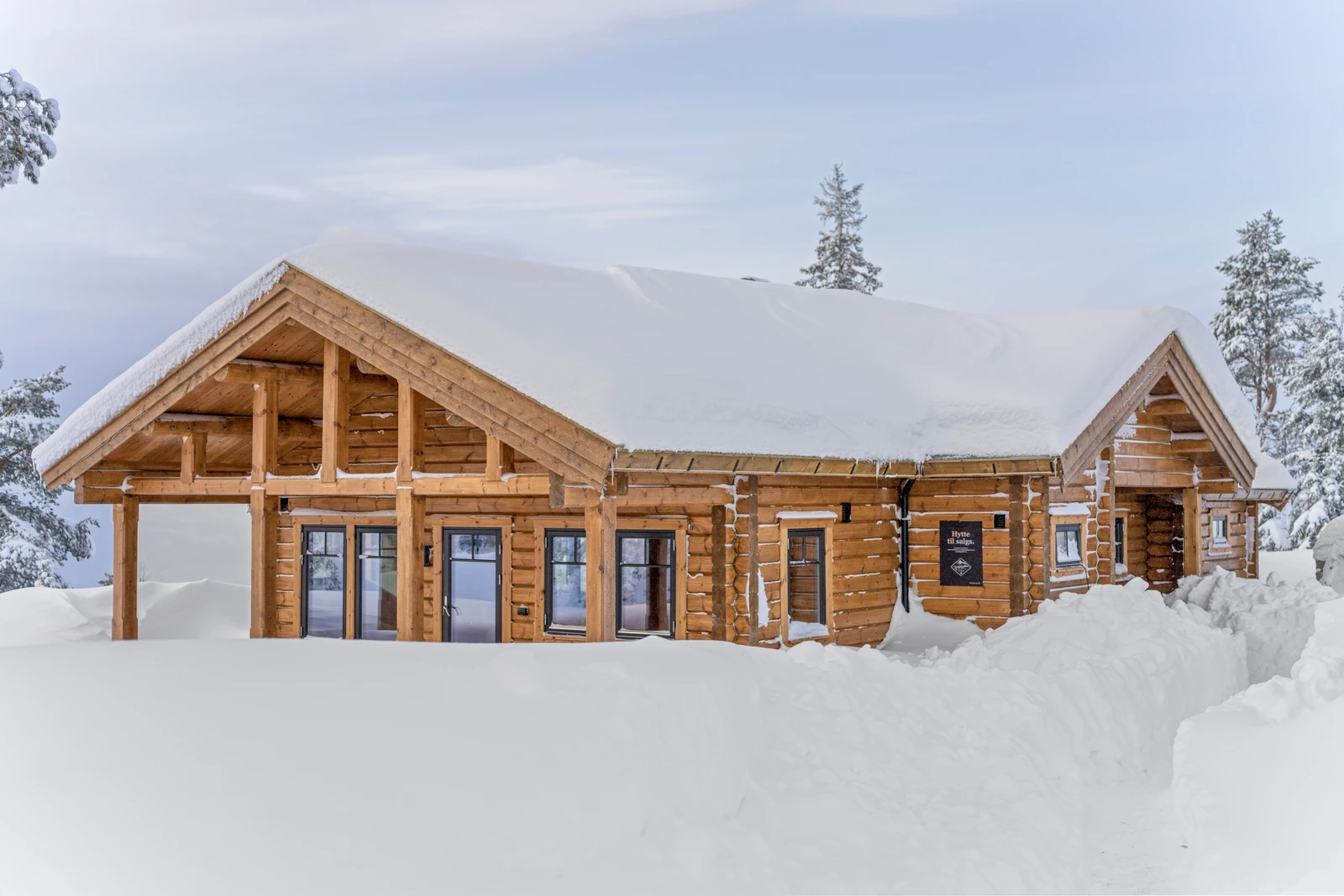 Overbygget terrasse med inngang fra spisestuen.
Foto viser kundevariant av Hummelfjell Pan 128 som står i Kyrkjebygdheia. Galleribilde