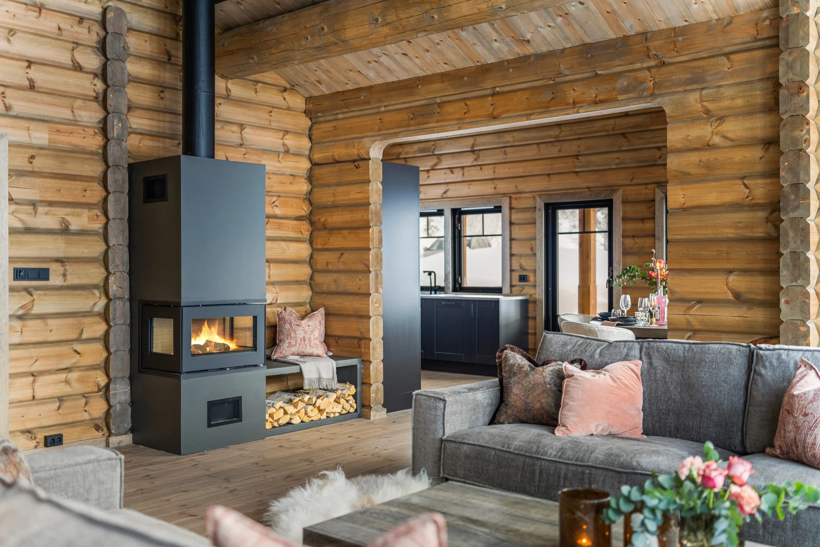 Kjøkkenet ligger litt skjermet for stua.
Foto viser kundevariant av Hummelfjell Pan 128 som står i Kyrkjebygdheia. Galleribilde