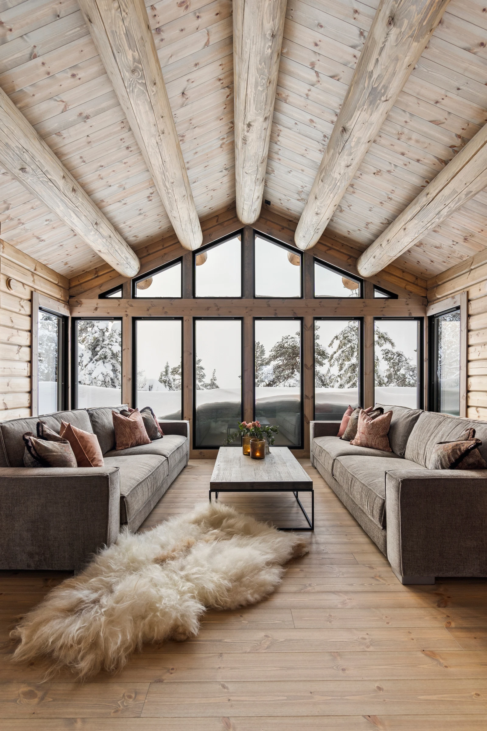 Hummelfjell Pan 128 har tidsriktige panoramavindu i gavlen på stua. Hummelfjell finnes også i en variant med klassiske vinduer. Denne modellen kan også bygges på tomta.
Foto viser kundevariant av Hummelfjell Pan 128 som står i Kyrkjebygdheia. Galleribilde