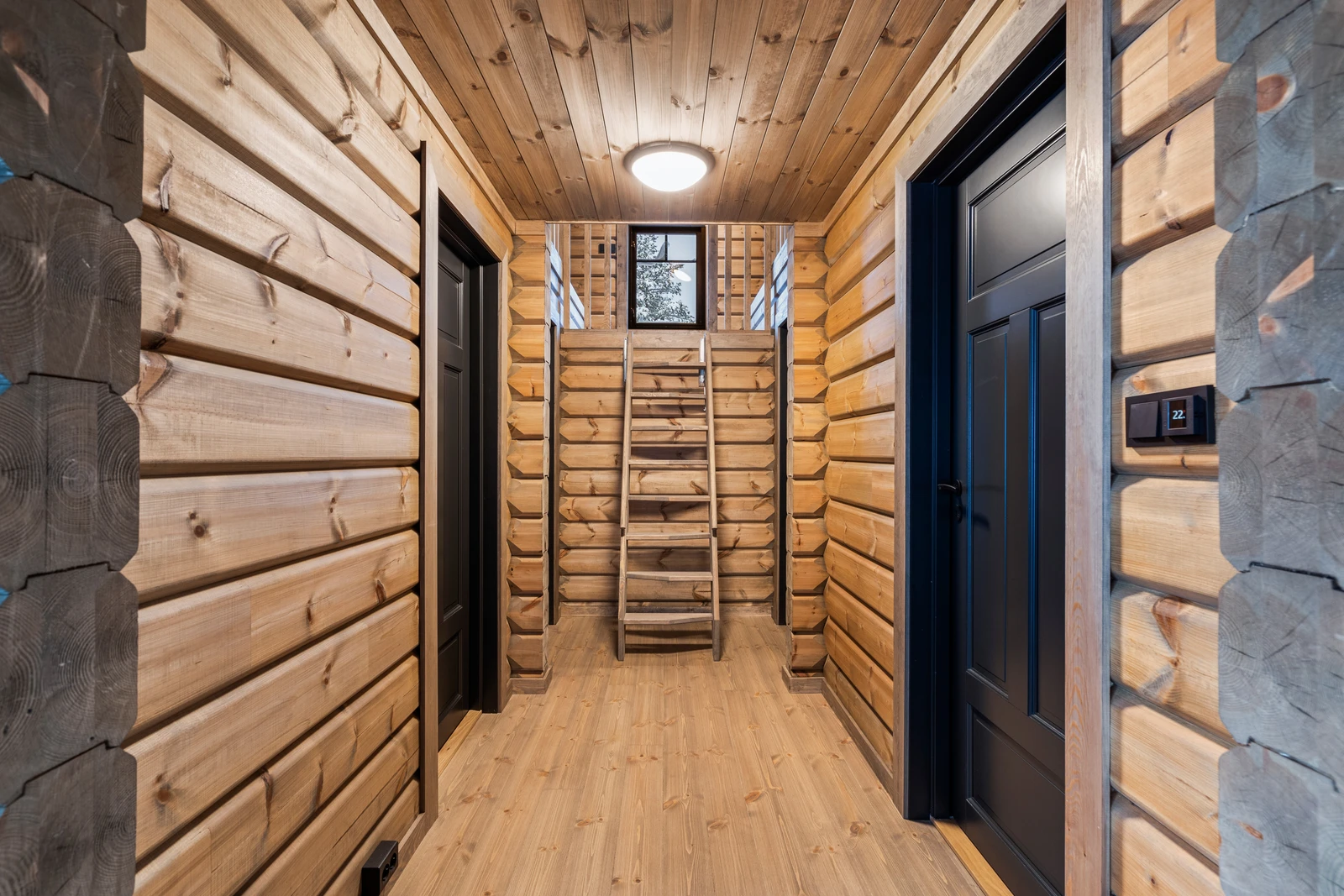 Hummelfjell har hems med nedsenket inngangspunkt som gir ståhøyde der du kommer opp på hemsen.
Foto viser kundevariant av Hummelfjell Pan 128 som står i Kyrkjebygdheia. Galleribilde