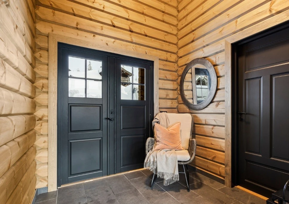 Det ligger en teknisk bod rett ved inngangsdøra, og det er inngang til teknisk rom fra vindfanget.
Foto viser kundevariant av Hummelfjell Pan 128 som står i Kyrkjebygdheia. Galleribilde