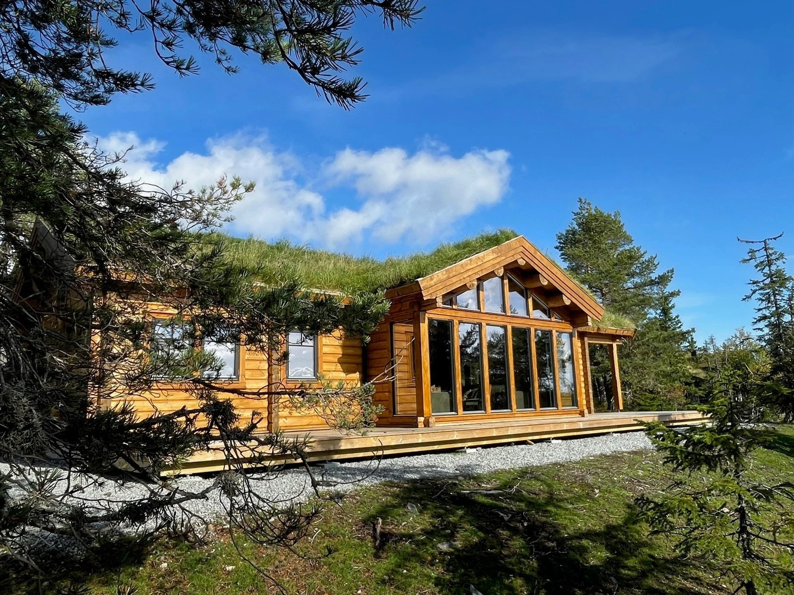 Hytta er tegnet slik at du får mange lune kroker rundt.
Foto viser kundevariant av Hummelfjell Pan 128 som står i Kyrkjebygdheia. Galleribilde