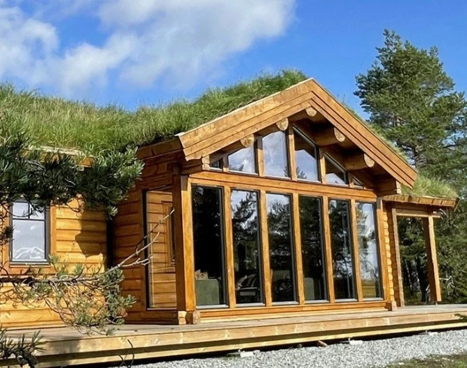 Panoramavinduer med et tidløst uttrykk typisk for Røroshytta.
Foto viser kundevariant av Hummelfjell Pan 128 som står i Kyrkjebygdheia. Galleribilde