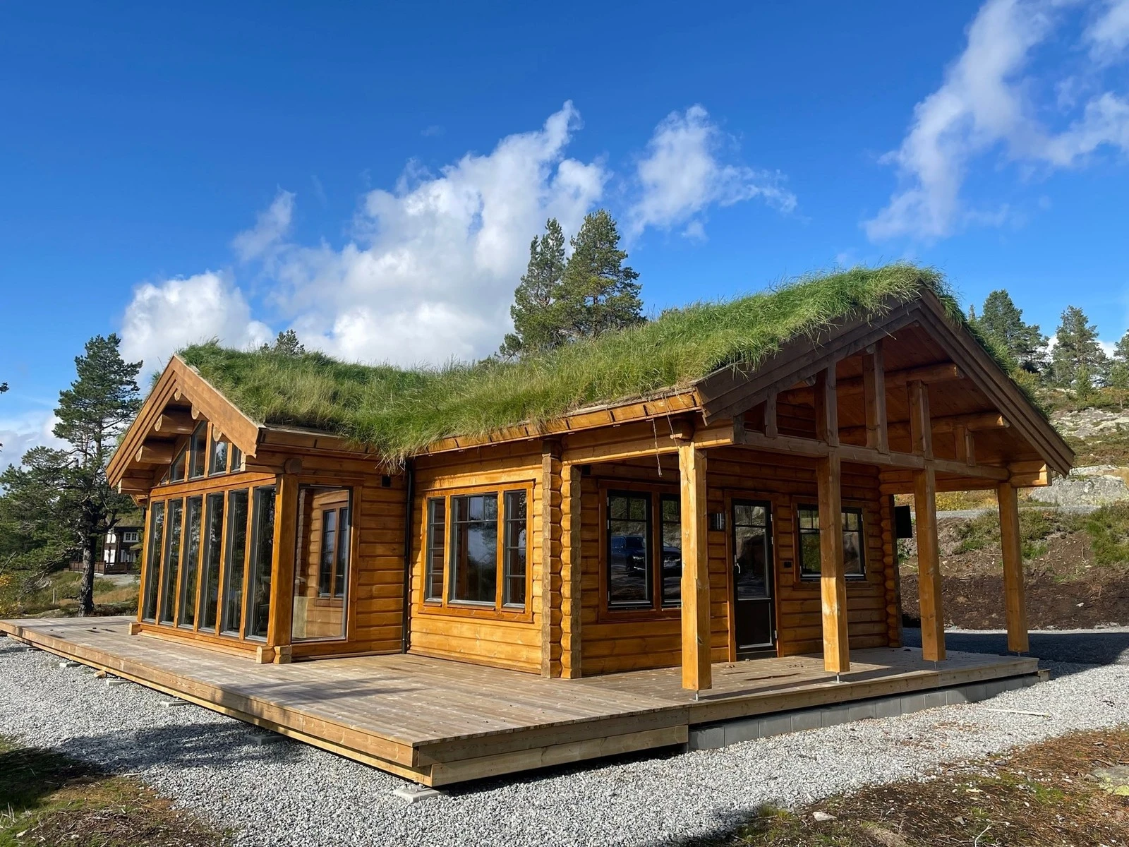 Her kan du finne en plass i solveggen gjennom dagen.
Foto viser kundevariant av Hummelfjell Pan 128 som står i Kyrkjebygdheia. Galleribilde