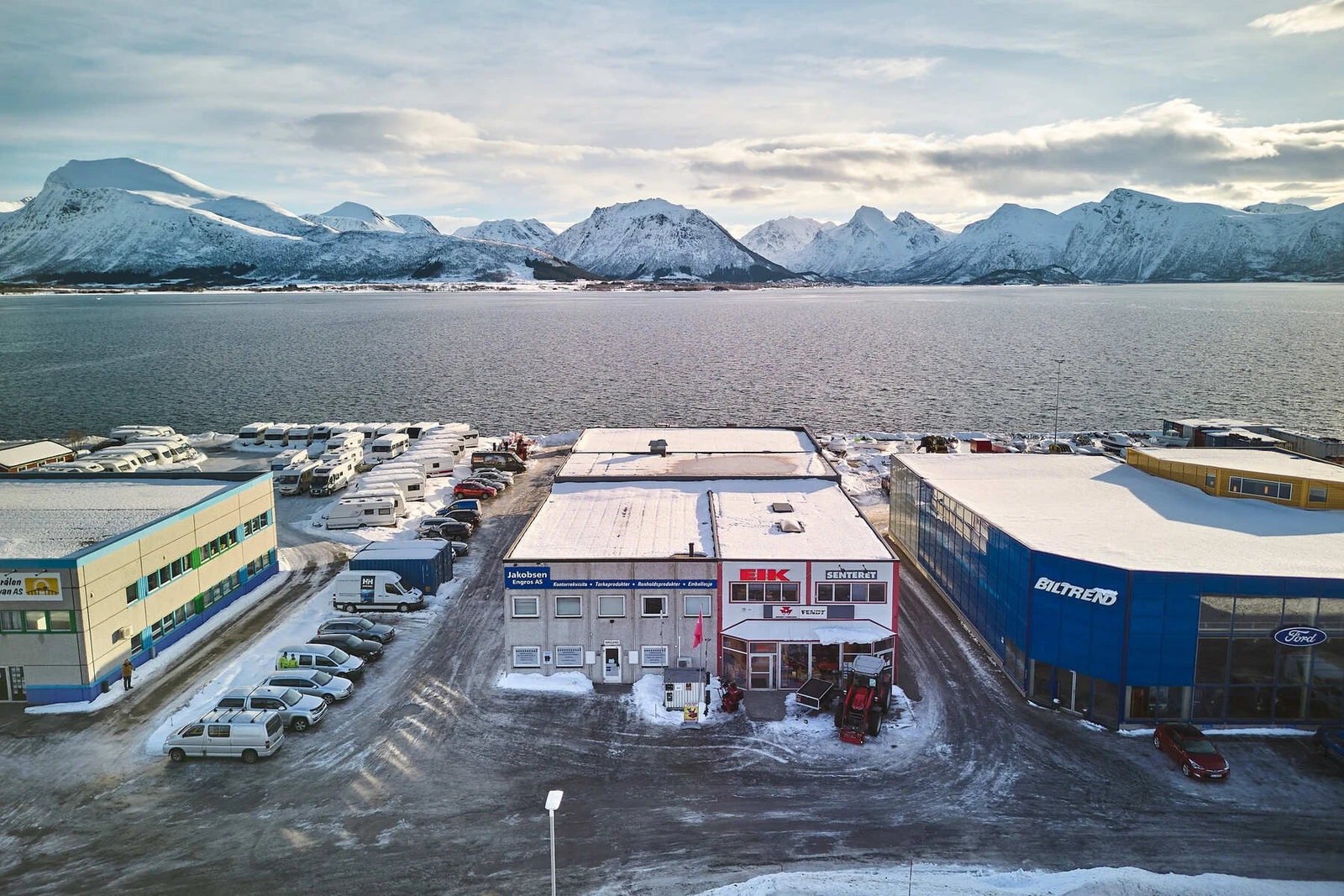 Tomten grenser mot sjø. Galleribilde