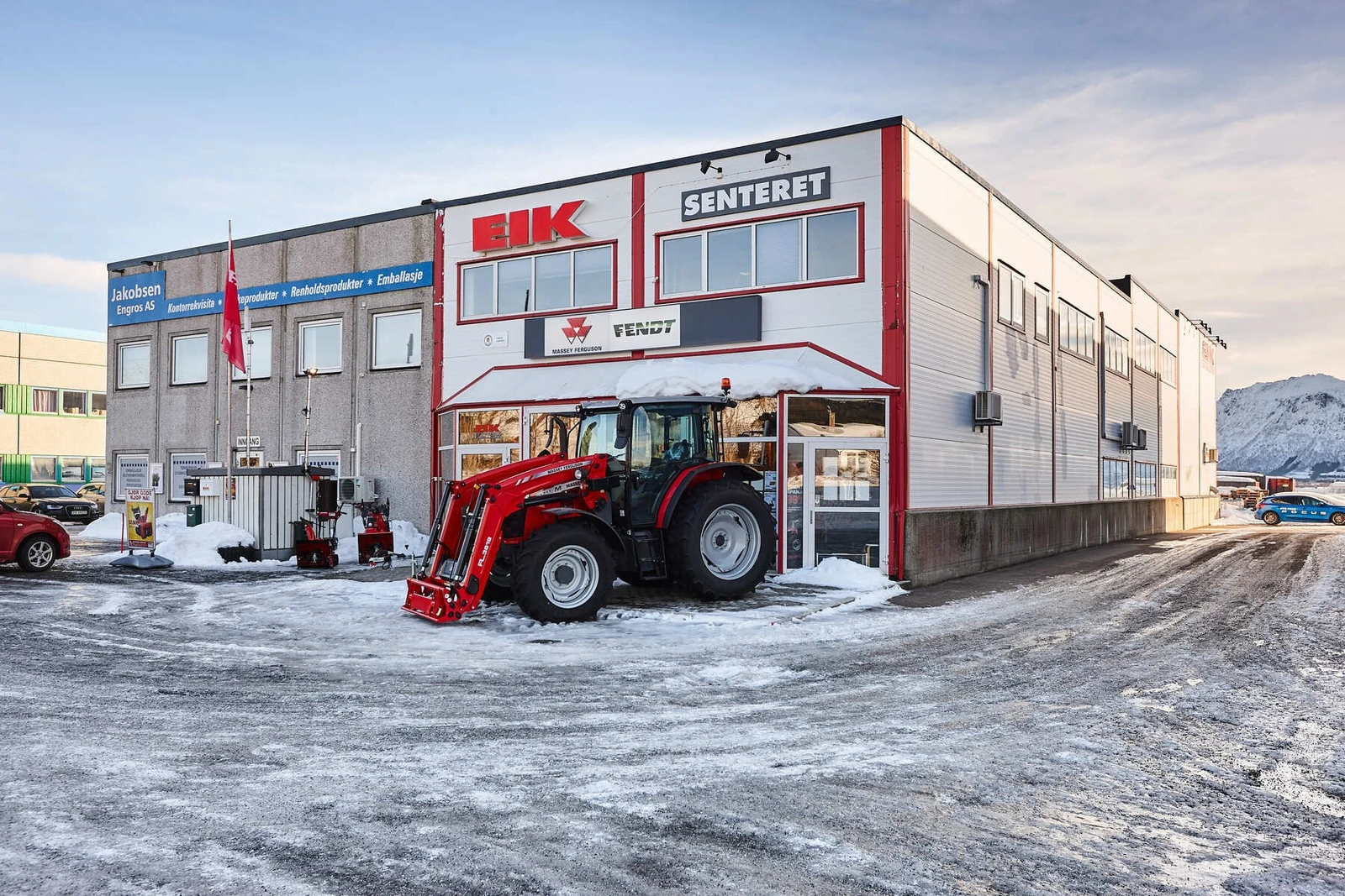 Fasade mot veien. Galleribilde