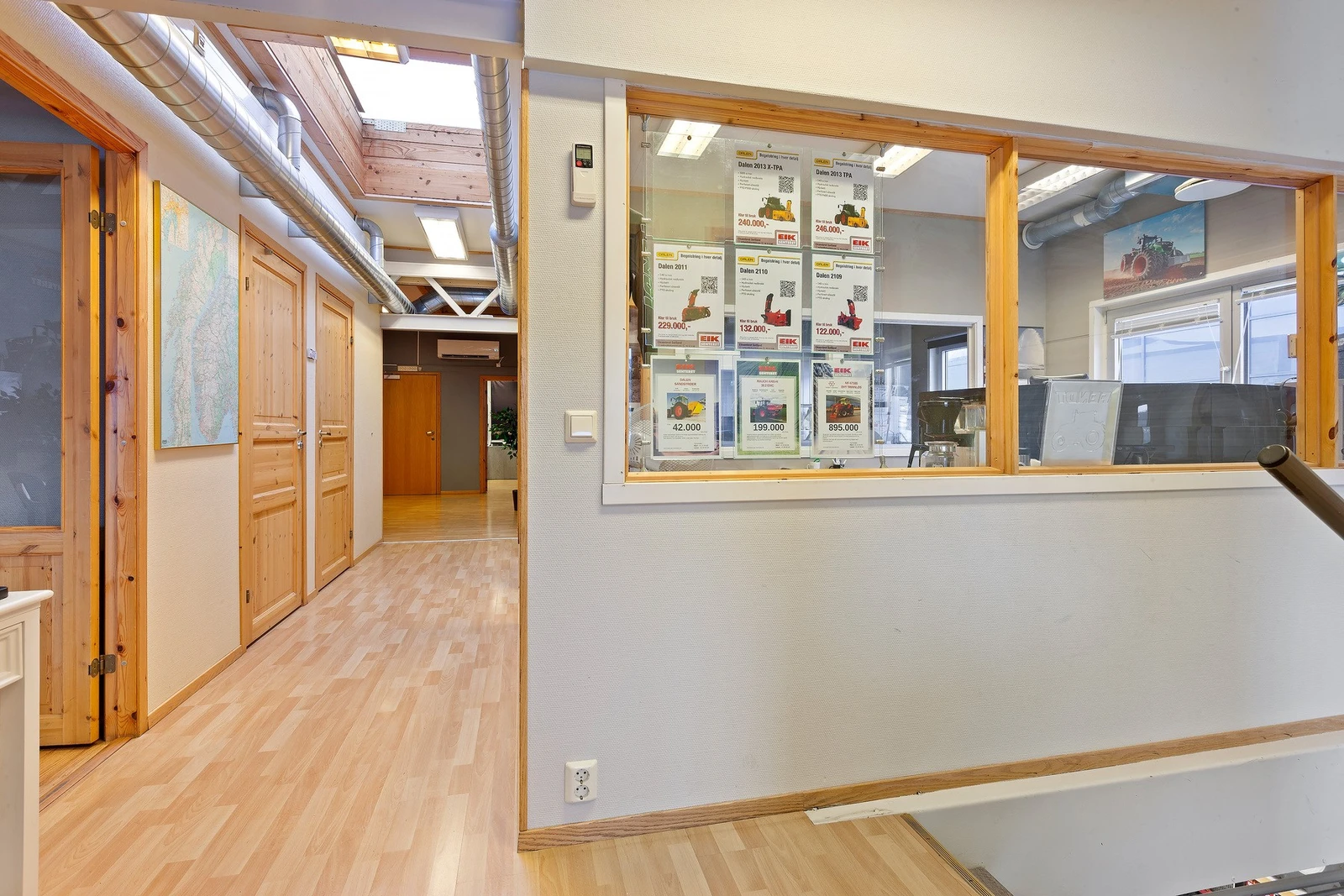 Gang med videre tilgang til kontorer, spiserom, garderober og lager. Galleribilde